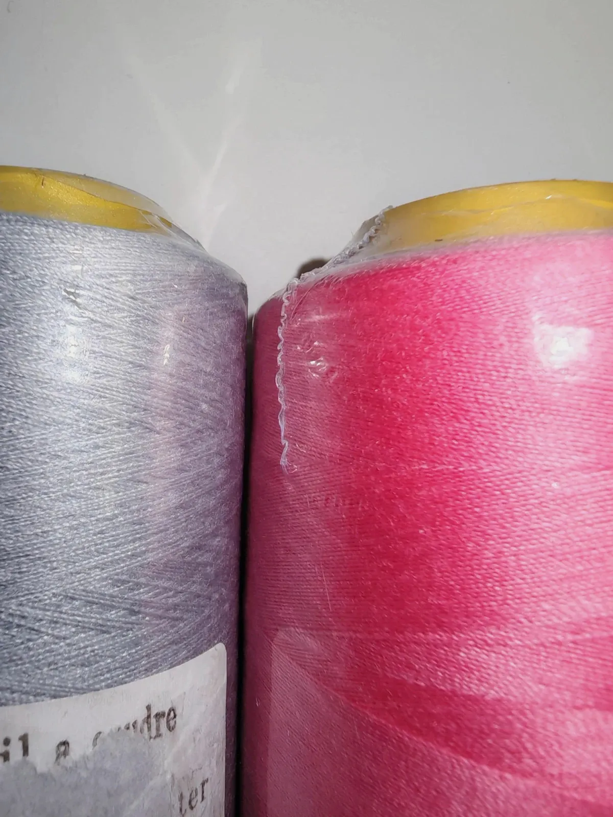 Lot de 3 grandes bobines de fil à coudre polyester 2743 m – Gris clair & Rose fuchsia 4