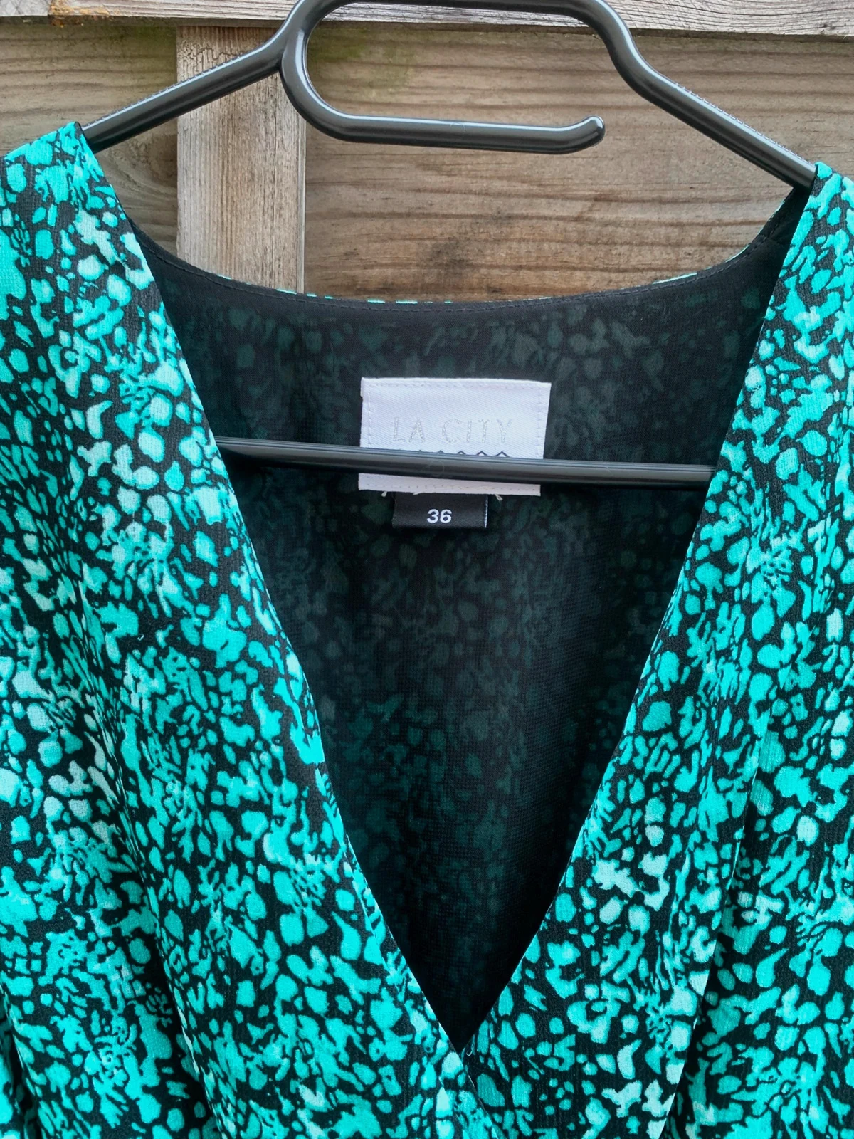 🌿 Robe portefeuille verte imprimée – Taille 36 – Neuve