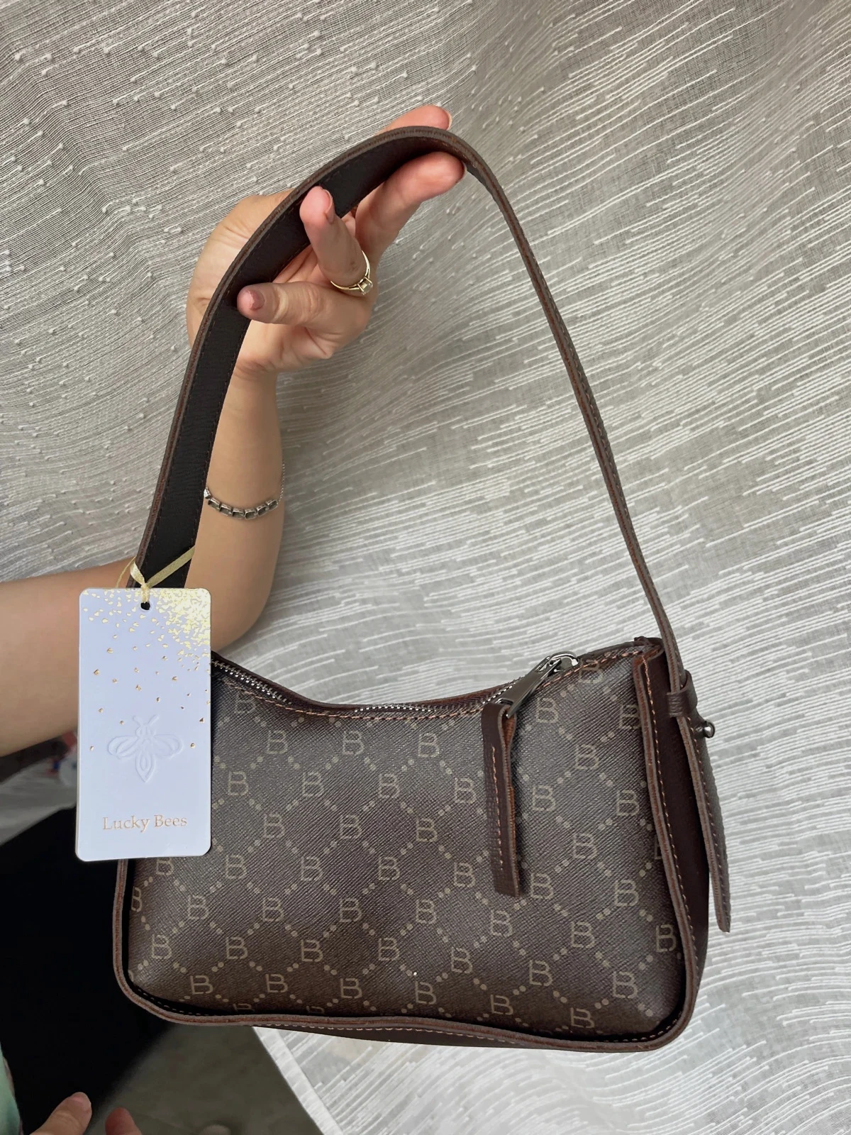Bolso de hombro marrón elegante