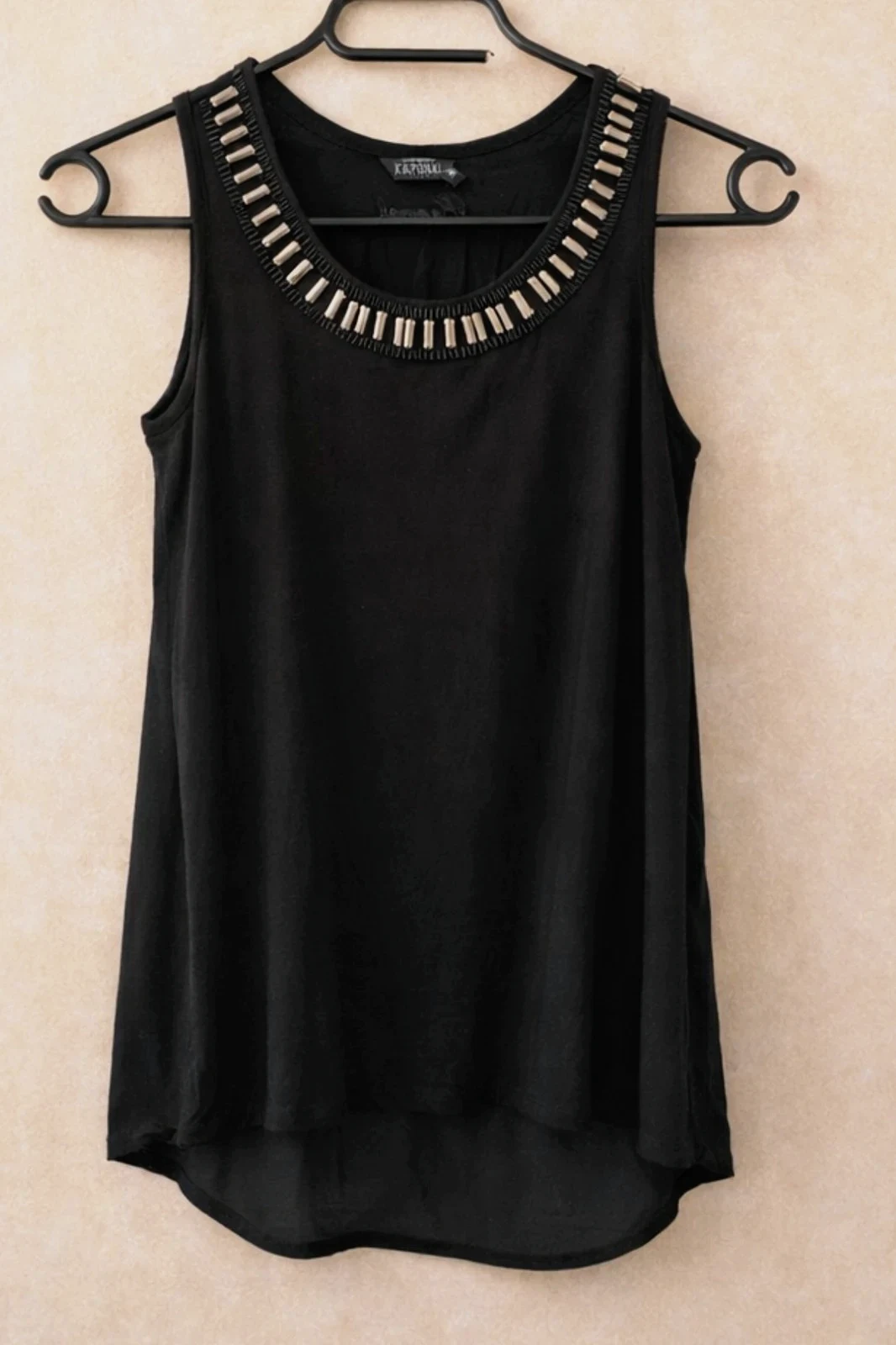 Top noir Kaporal très élégant, avec col arrondi orné de détails métalliques effet bijou – Kaporal – taille XS / 34 / 6