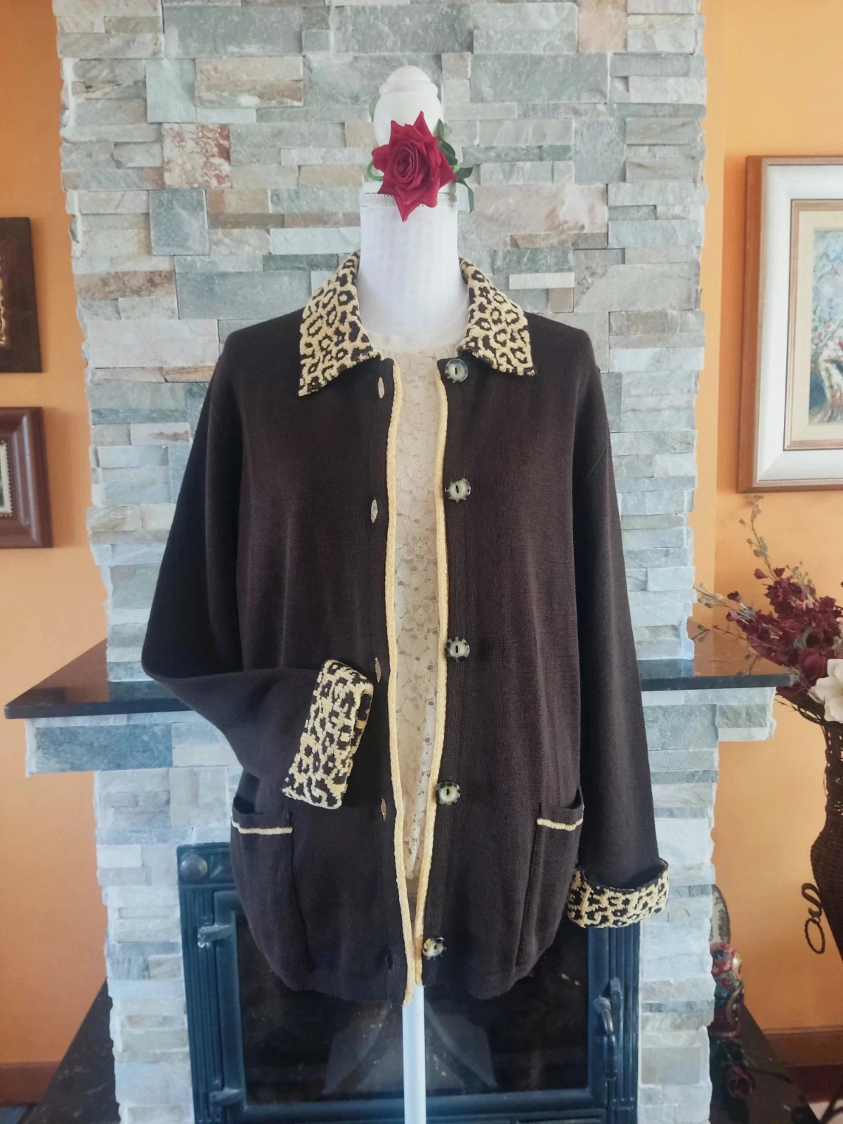 🔥Chaqueta de punto marrón con la original estampado tono mostaza en cuello y puños