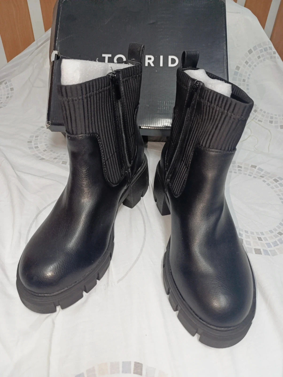 Botas Torrid Chelsea Lug Sole negras talla 44.5 BN01