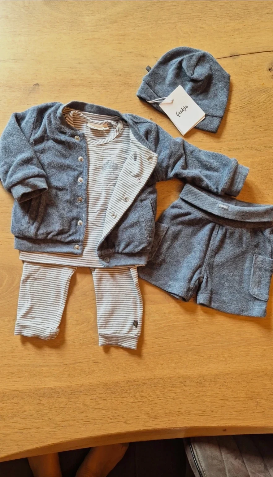 Ensemble bébé gris rayé cinq pièces