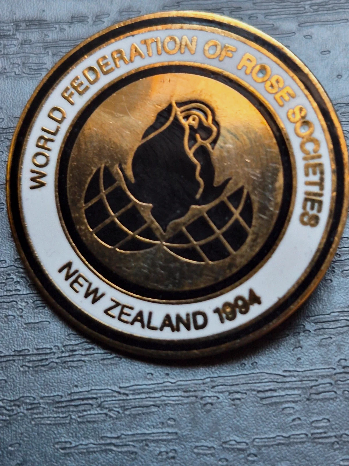 Broche badge World Federation of Rose Societies – New Zealand 1994 – vintage collector
