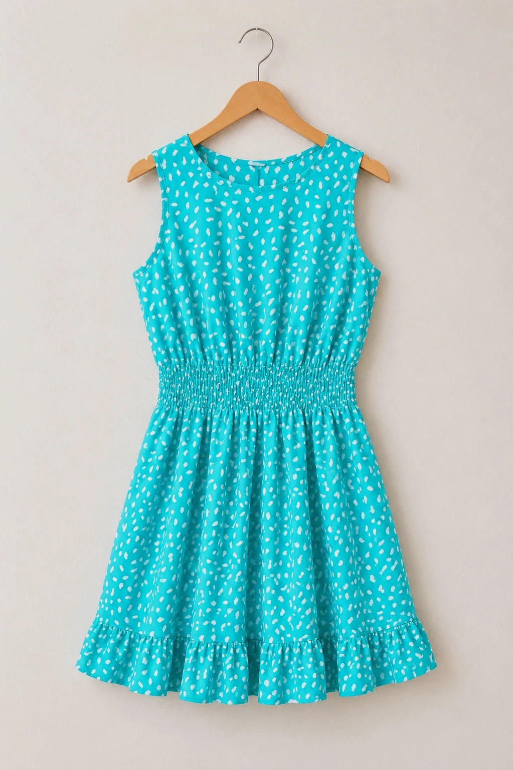 Robe courte turquoise à motifs blancs – Taille smockée – Volantée