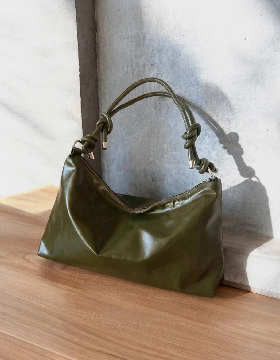 Sac baguette vert kaki brillant anses nouées