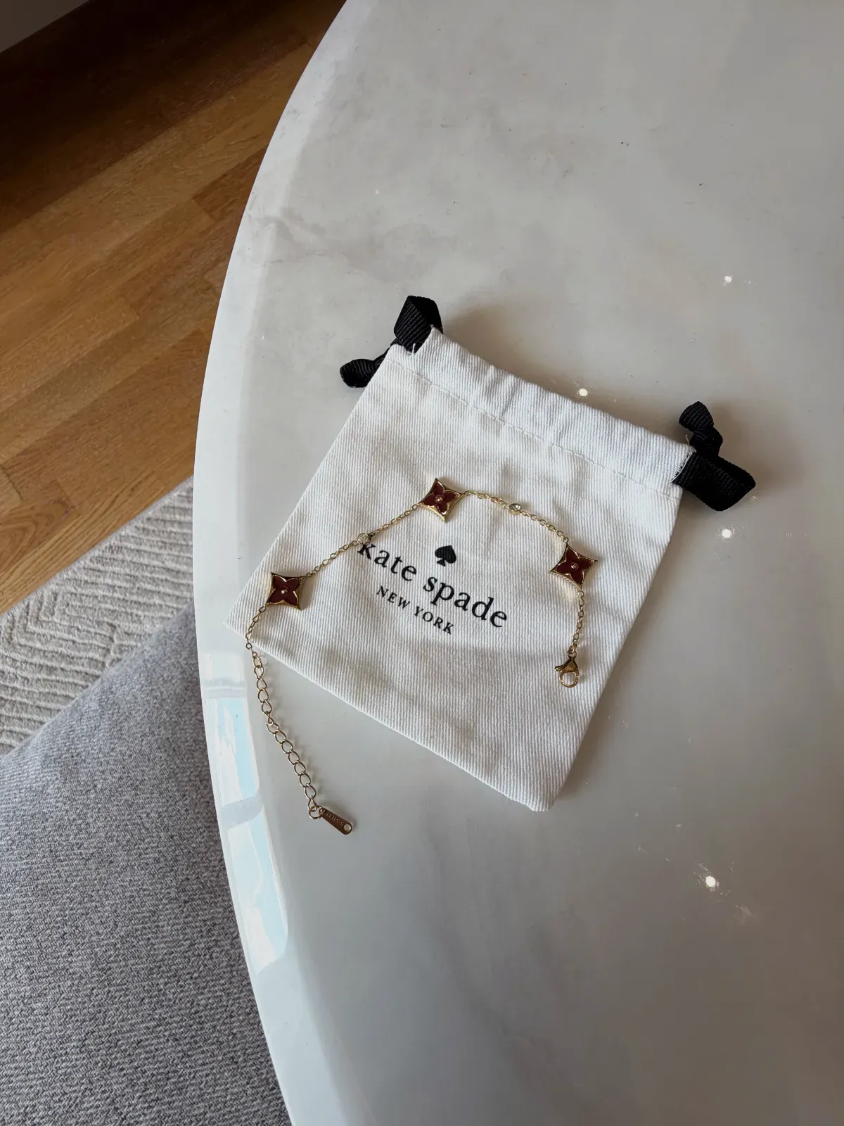 Bracelet fin doré motifs trèfles Kate Spade – kate spade – doré – taille Taille unique 6