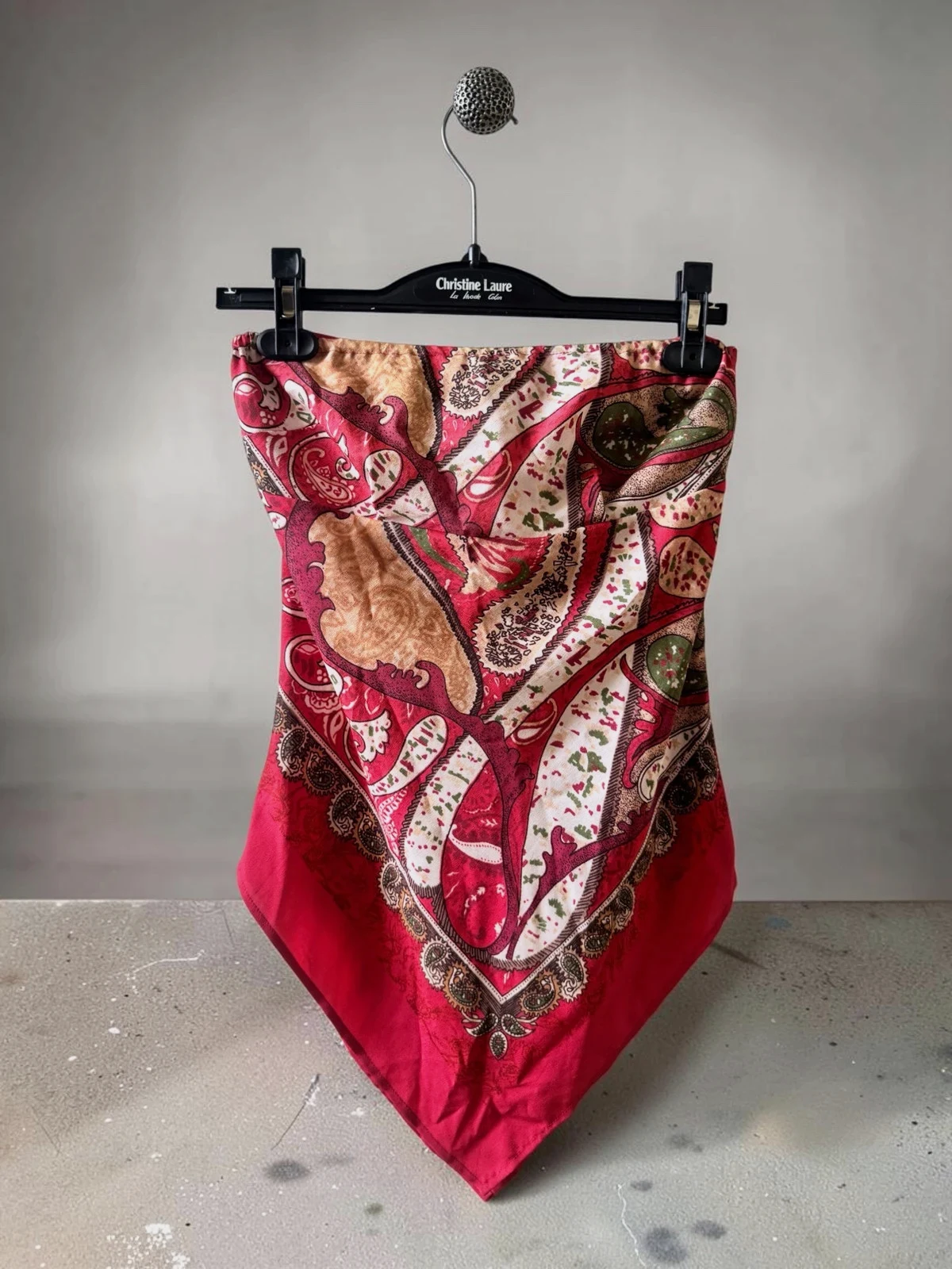 Top bustier asymétrique vintage style foulard paisley rouge