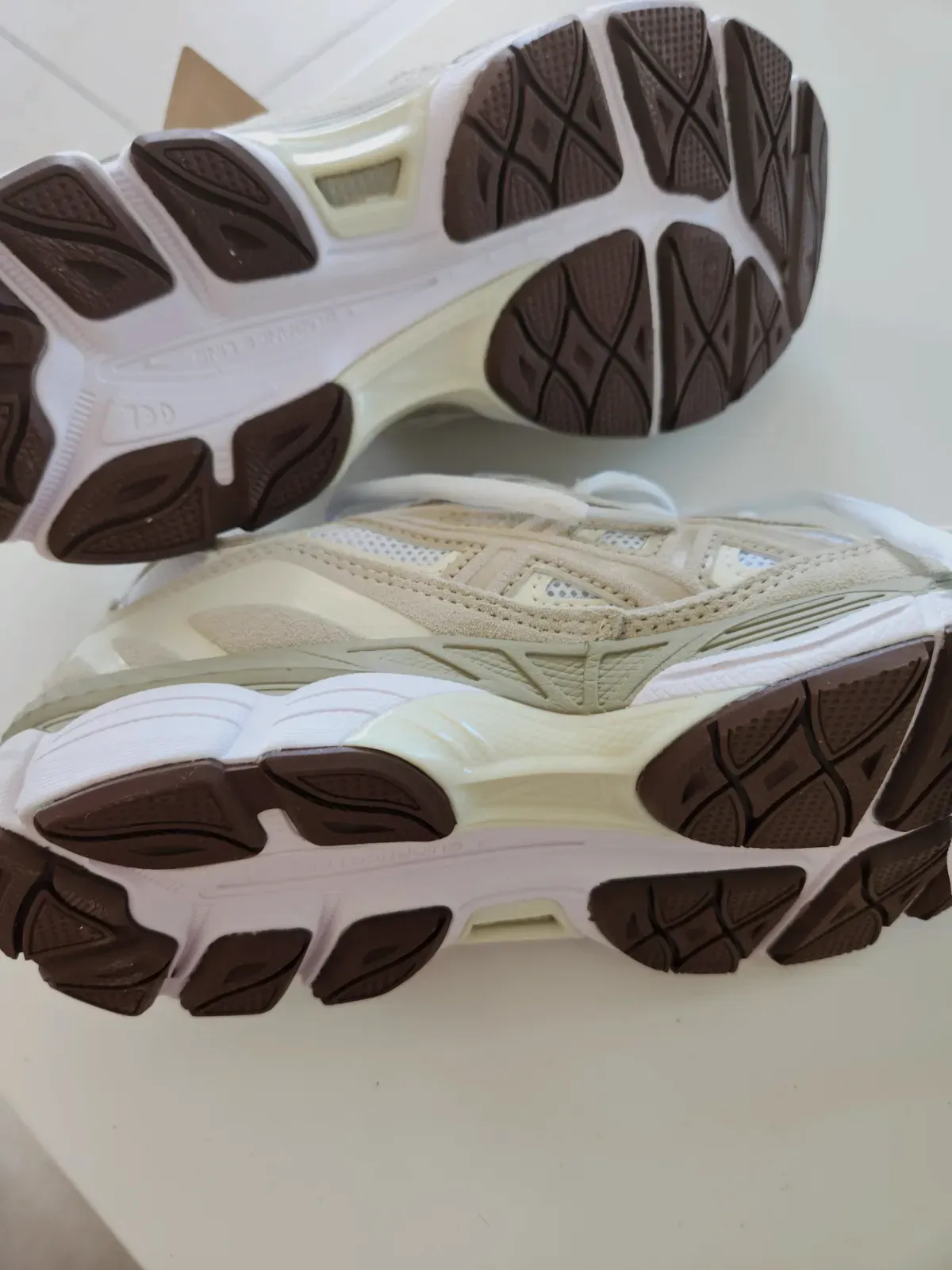 Baskets enfant beige et blanc – Asics – beige et blanc 4