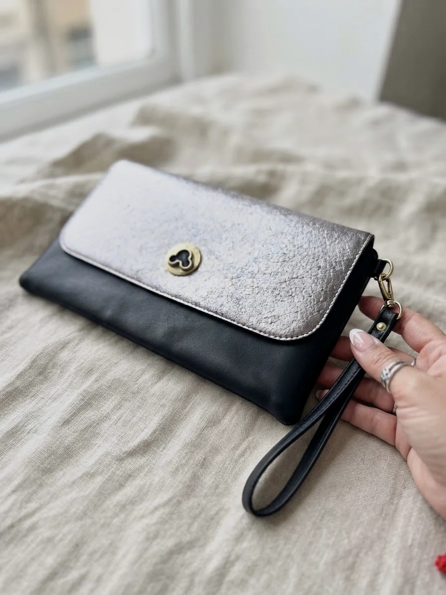 Bolso de mano azul y plateado