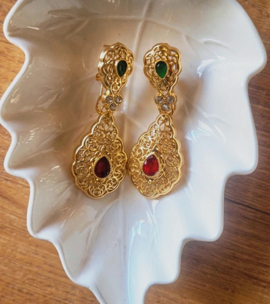 Boucles d'oreilles pendantes dorées filigranées