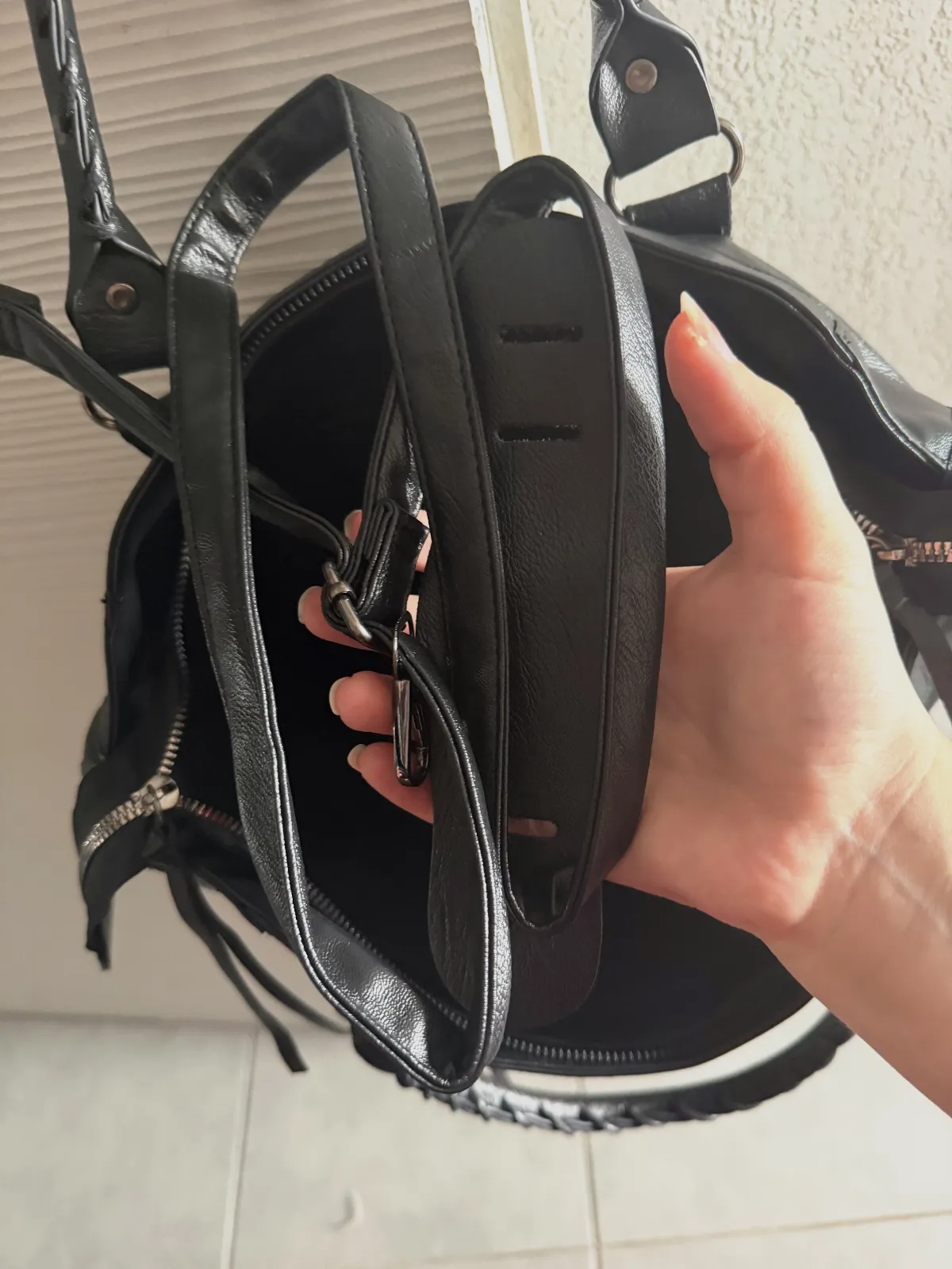 Sac style city noir en similicuir noir  – Sans marque – taille Taille unique 4