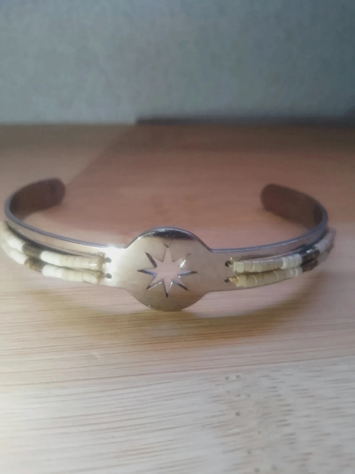 Brazalete rígido estilo étnico / boho con cuentas y estrella