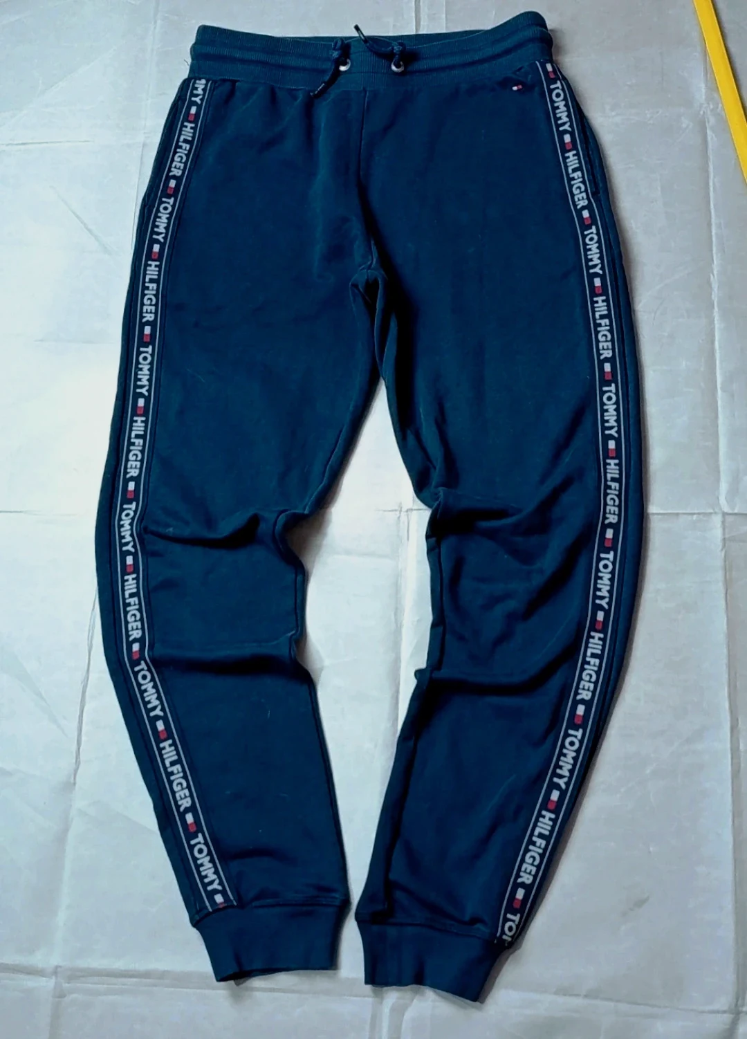 🔥 Tommy Hilfiger Navy Blue Joggers with Spellout Side Tape Y2K Size S🔥 – Tommy Hilfiger – taille S