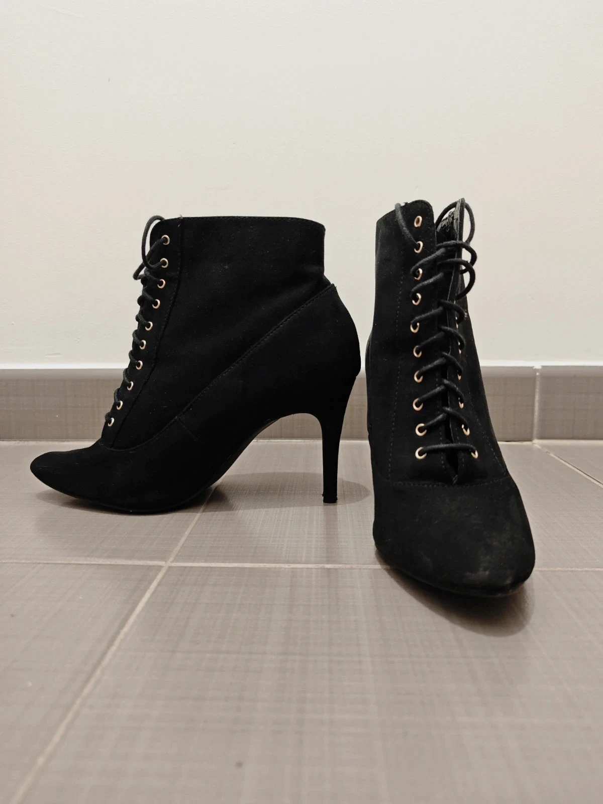 Bottines talon aiguille noires effet daim lacets dorés – New Look Wide Fit – pointure 40