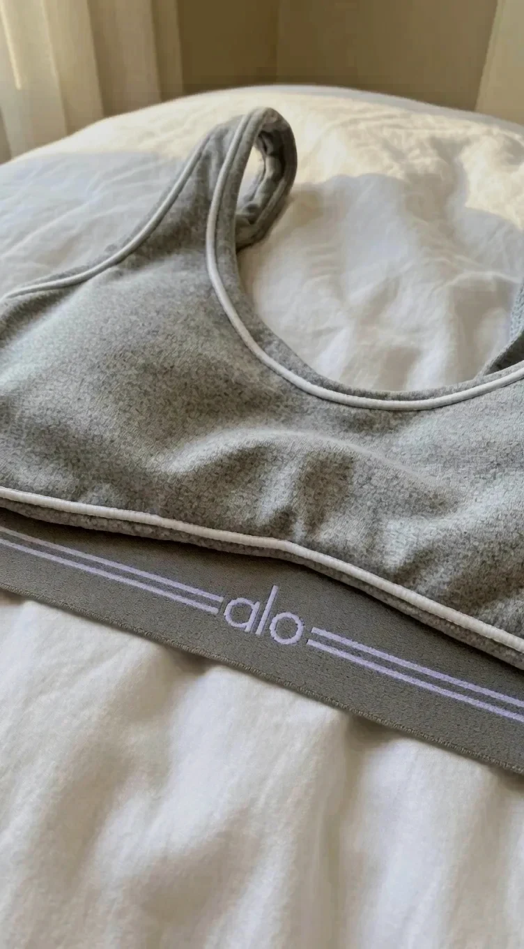 Tenue Alo Yoga gris et blanc