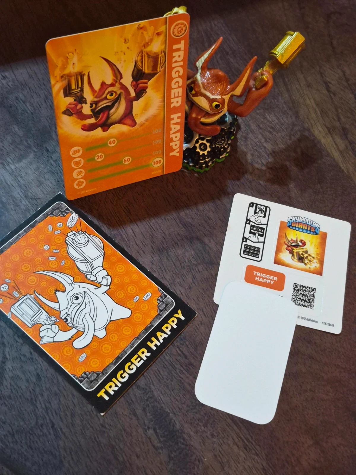 Lot Figurine Skylanders Trigger Happy + Carte officielle & Autocollant Giants