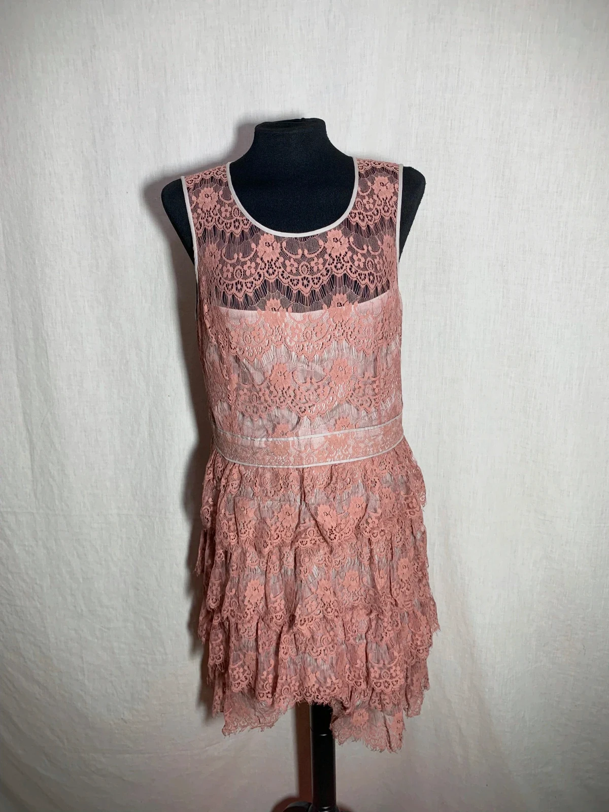 Vestido Rosa de Encaje Sin Mangas con Falda Volantes | Pink Lace Sleeveless Dress | Cortefiel