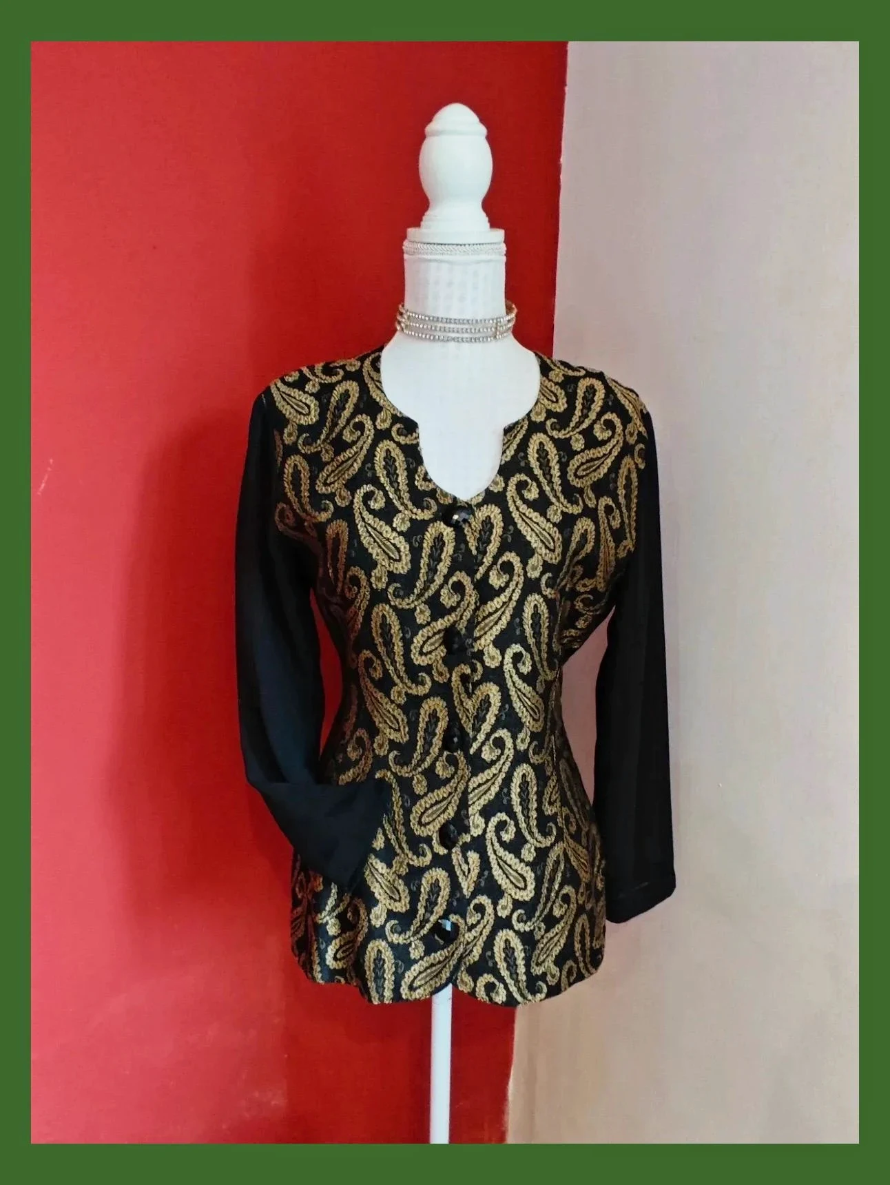 🌺Blusa de estilo vintage en color negro con elegante estampado cachemir dorado