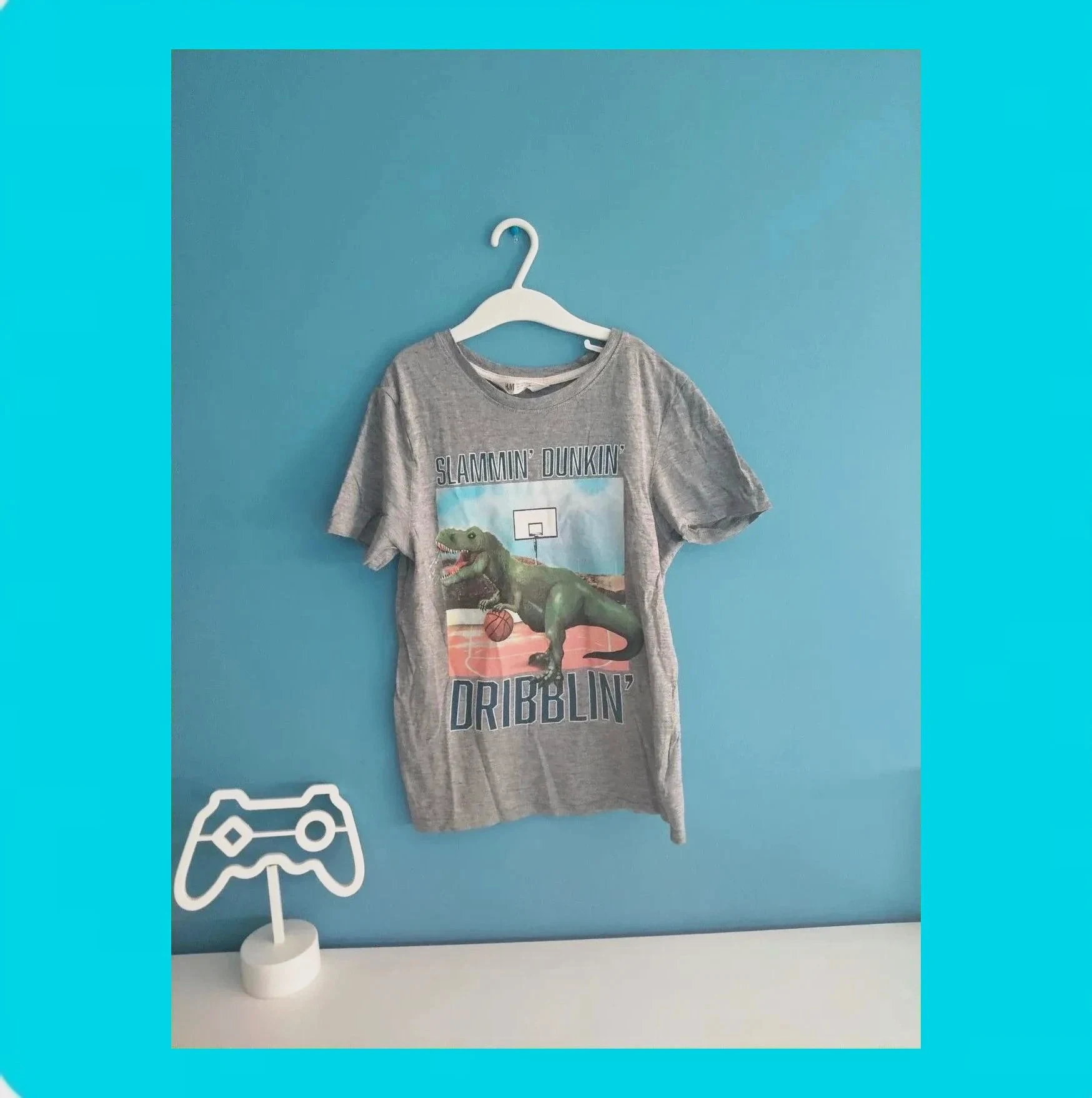 🩵 Camiseta Niño Dinosaurio Baloncesto 🩵 – H&M – taille 9 ans / 134 cm