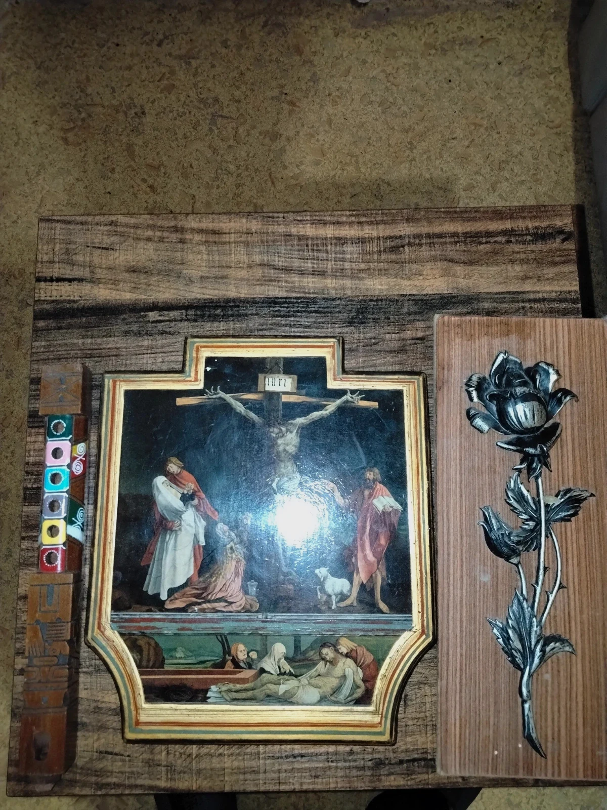 Lot Vintage 1954 : Retable d'Issenheim (Colmar), Flûte en bois sculpté & Rose en étain d'art