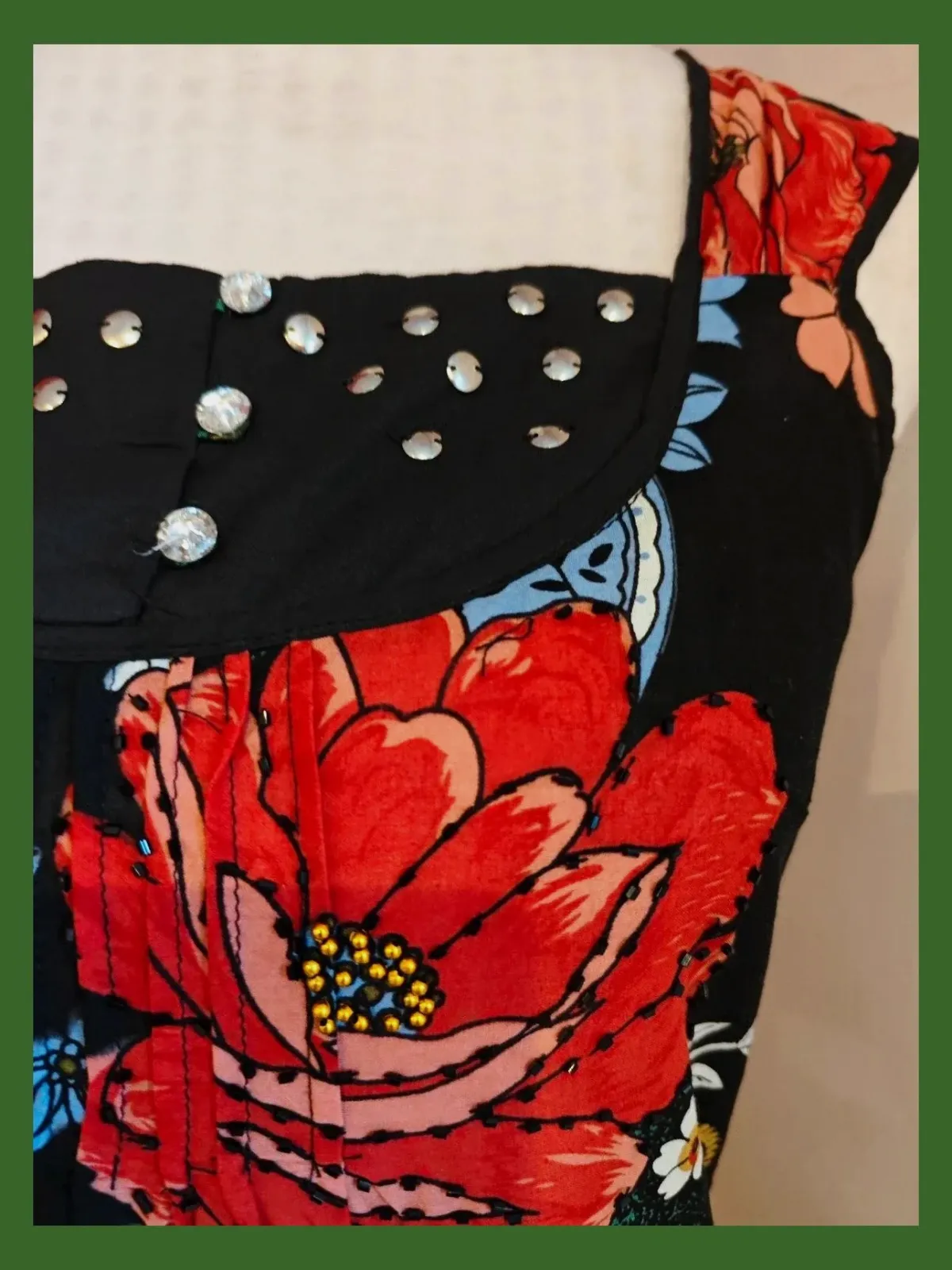 🌺Vestido mini de algodón negro con estampado floral multicolor, con abalorios cosidos, talla M – BbG – taille M / 38 / 10 5