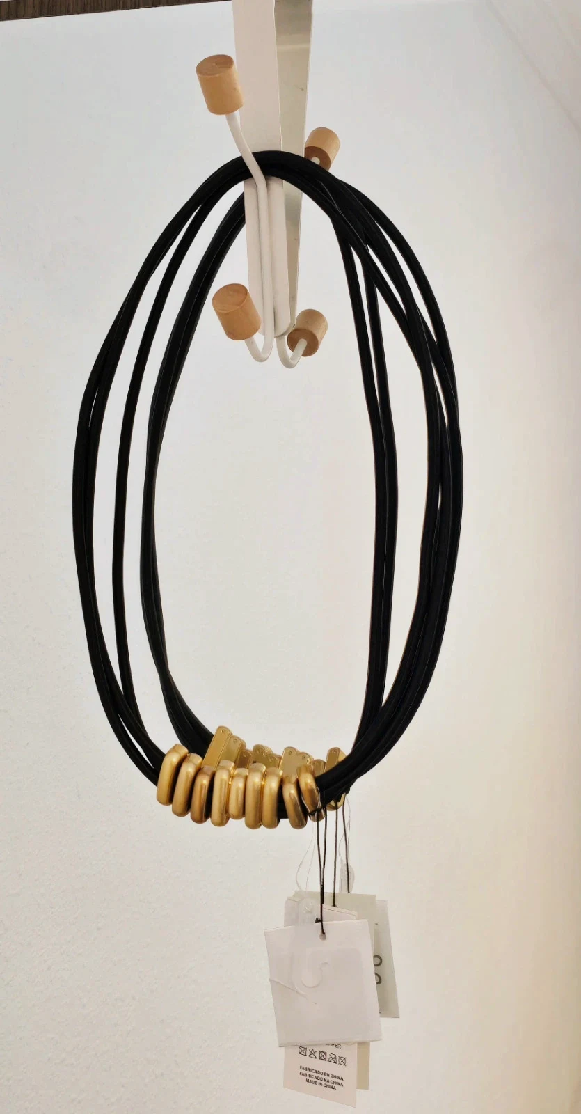 Elegante cinturón negro y abalorios dorados