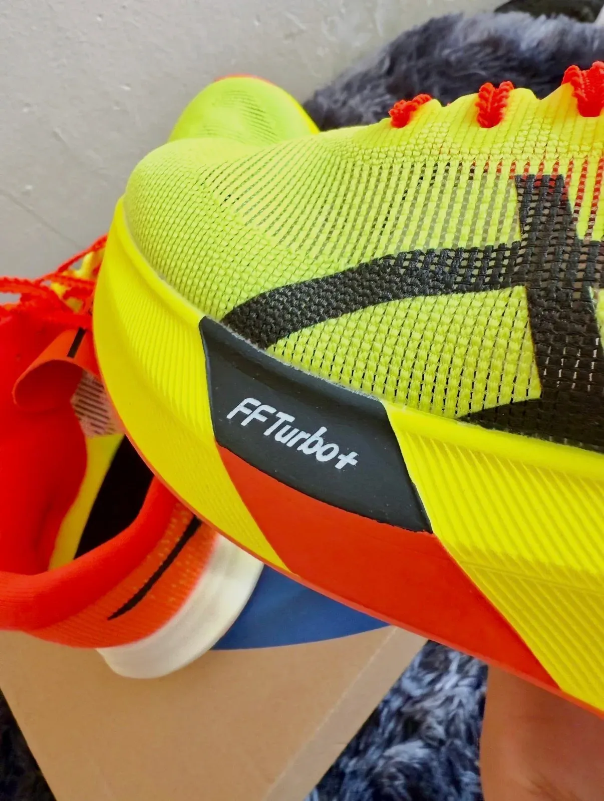 Asics Zapatilla Blanca Roja Amarilla – Asics – blanco con detalles en rojo y amarillo 7