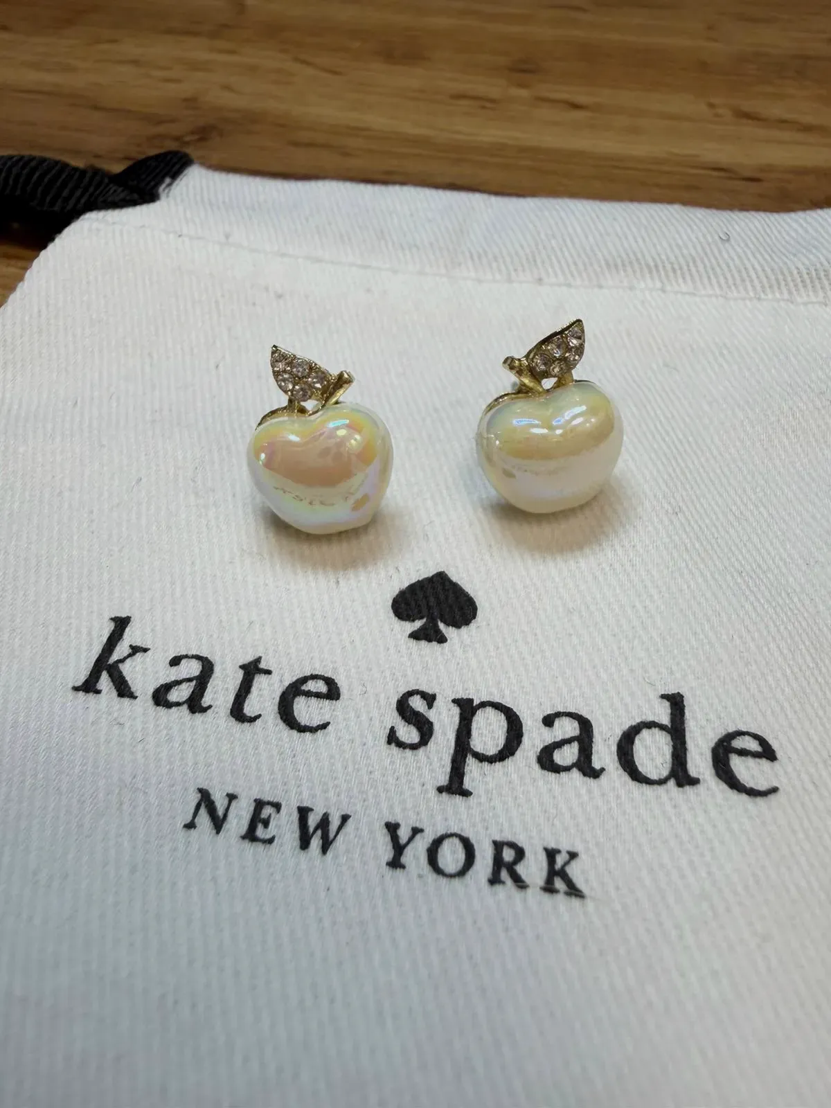 Boucles d'oreilles Kate Spade en forme de pomme nacre – Kate Spade – taille Taille unique 3