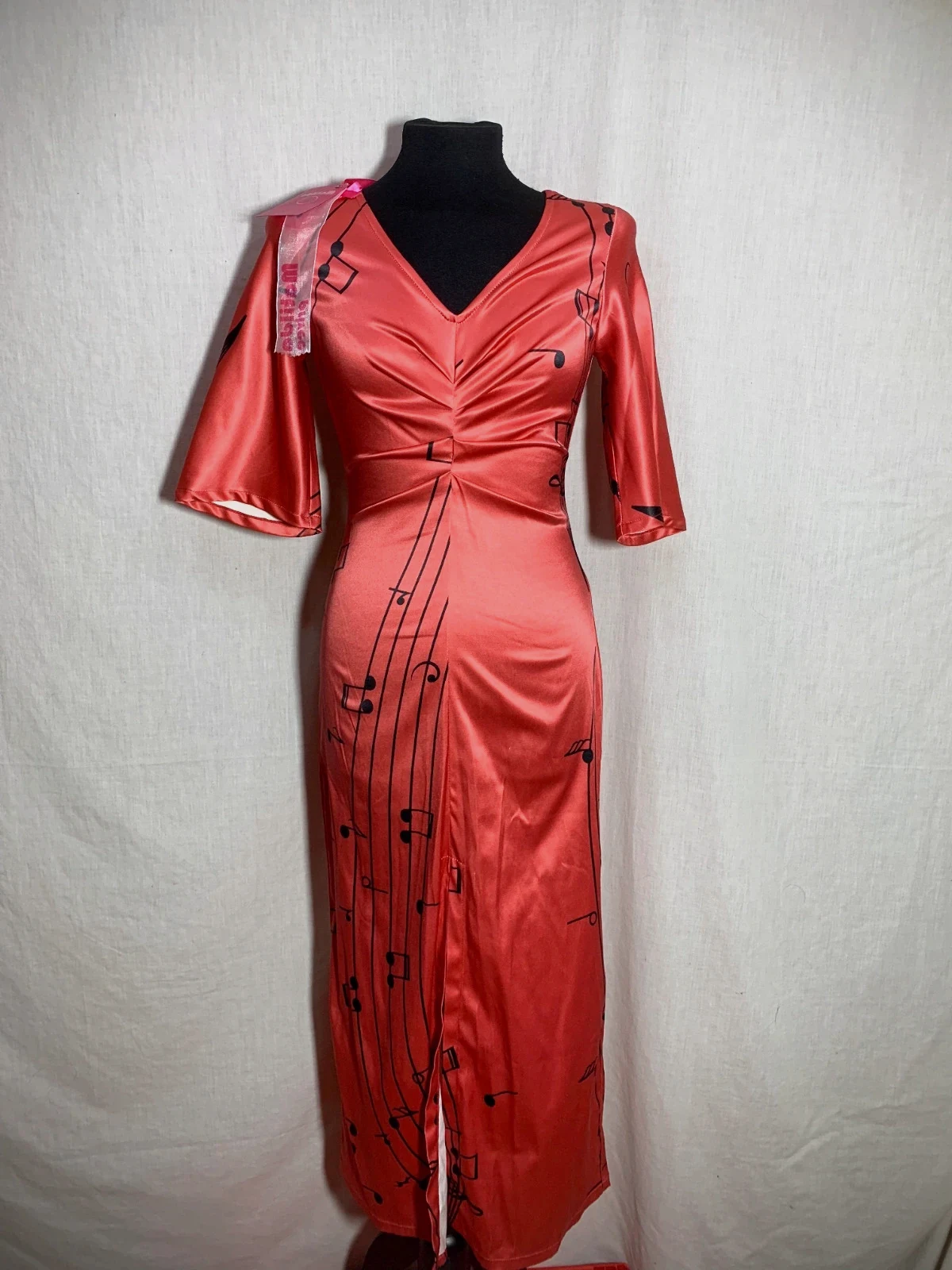Vestido de Fiesta Coral con Estampado Musical | Coral Party Dress with Musical Print