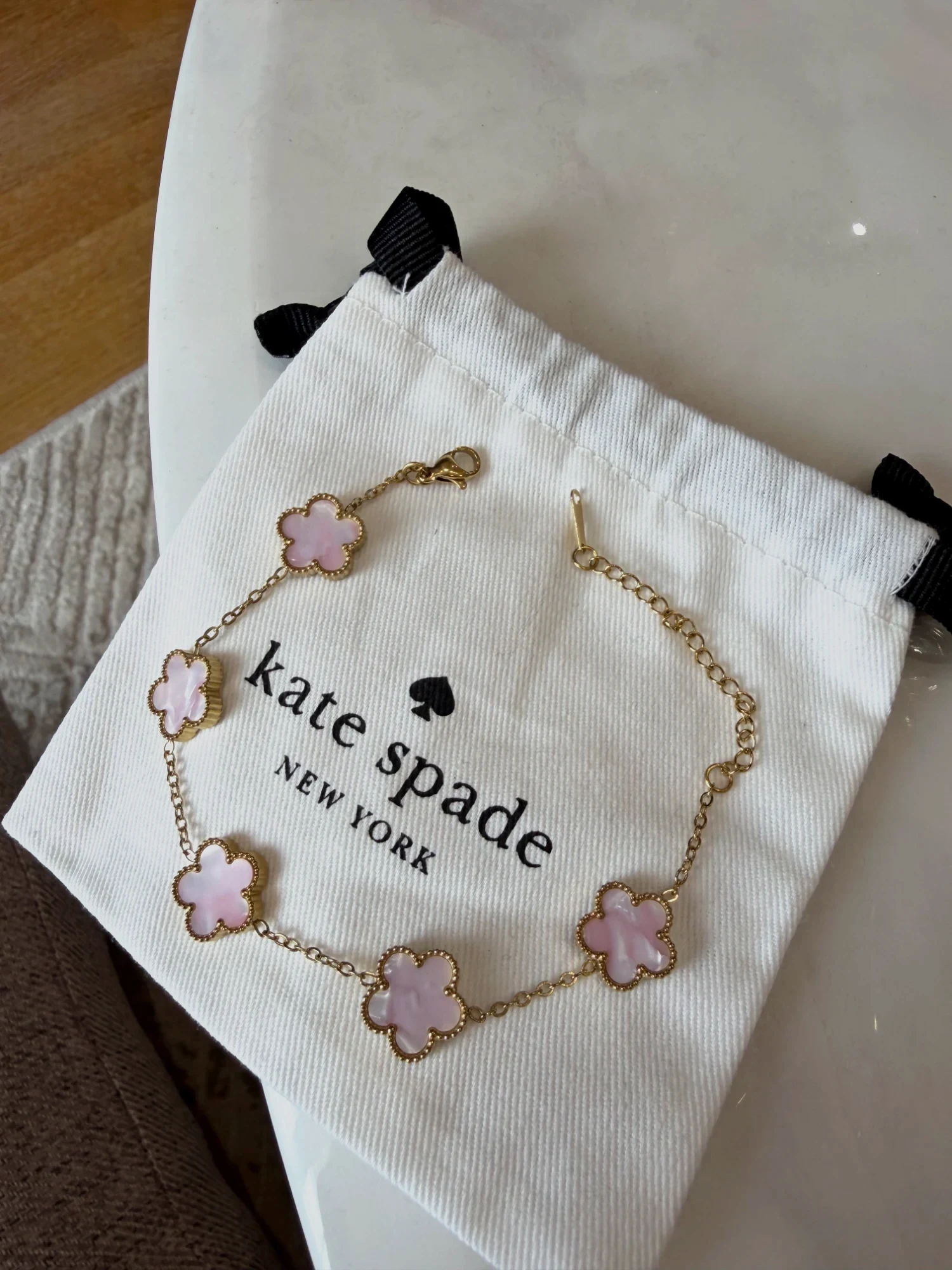 Bracelet Kate Spade doré fleurs roses