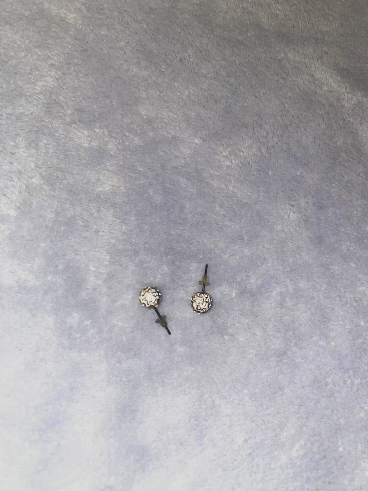 Zilverkleurige oorknopjes met strass steentjes