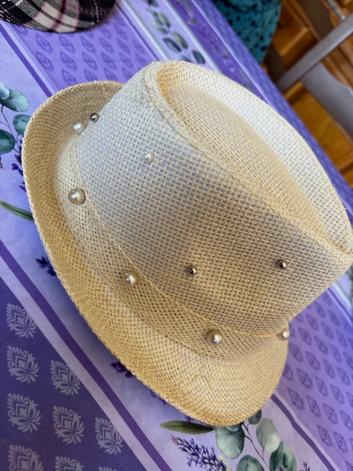 Chapeau beige à perles – Luc-Ce – taille Taille unique