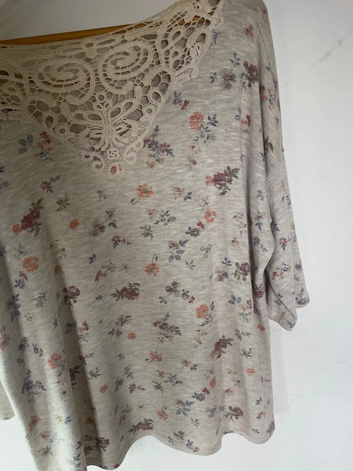 Blusa fluida flores - Detalle crochet en espalda - Talla 52 – taille 6XL / 52 / 24 5
