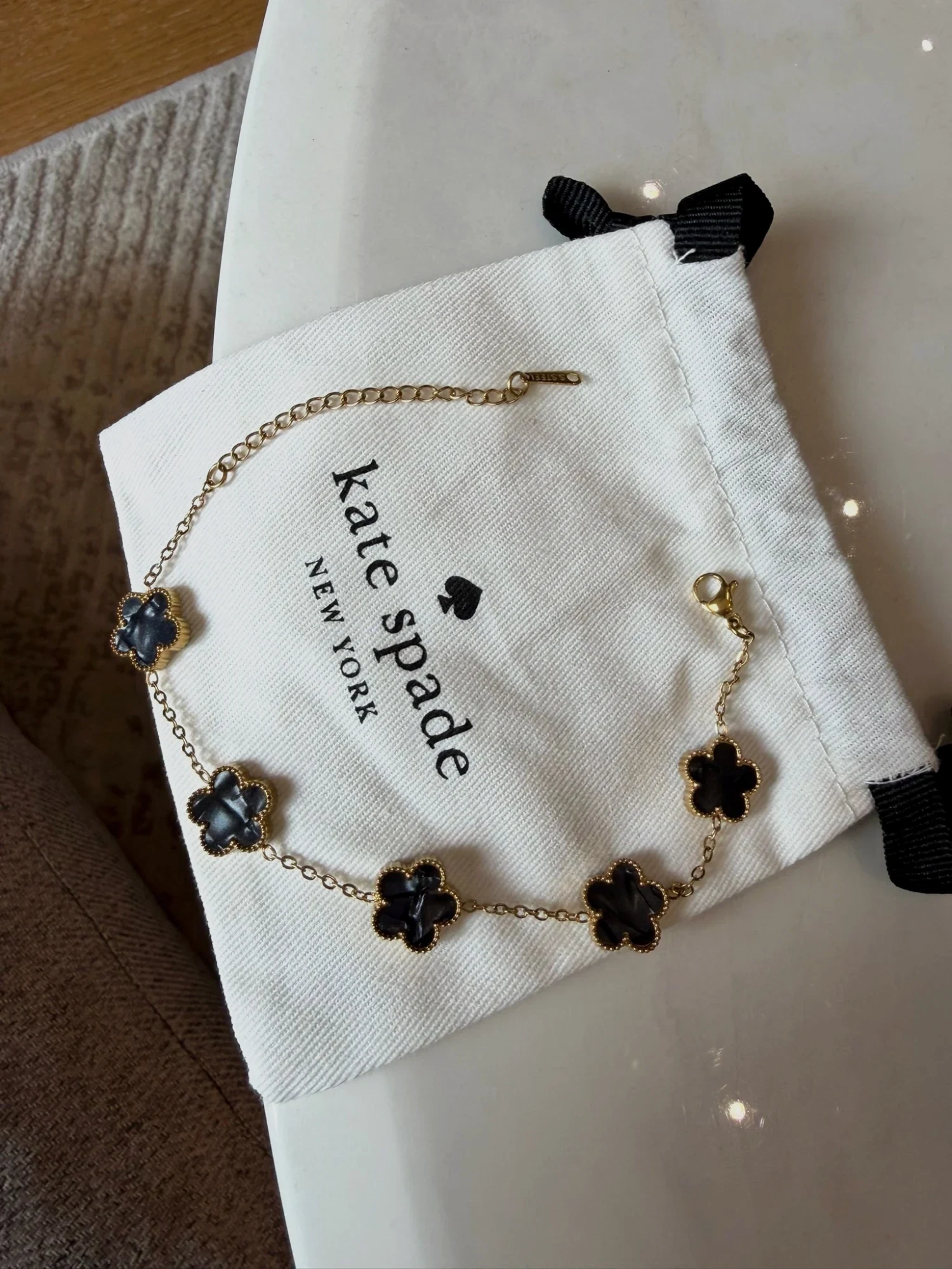 Collier Kate Spade doré trèfles noirs – Kate Spade – taille Taille unique