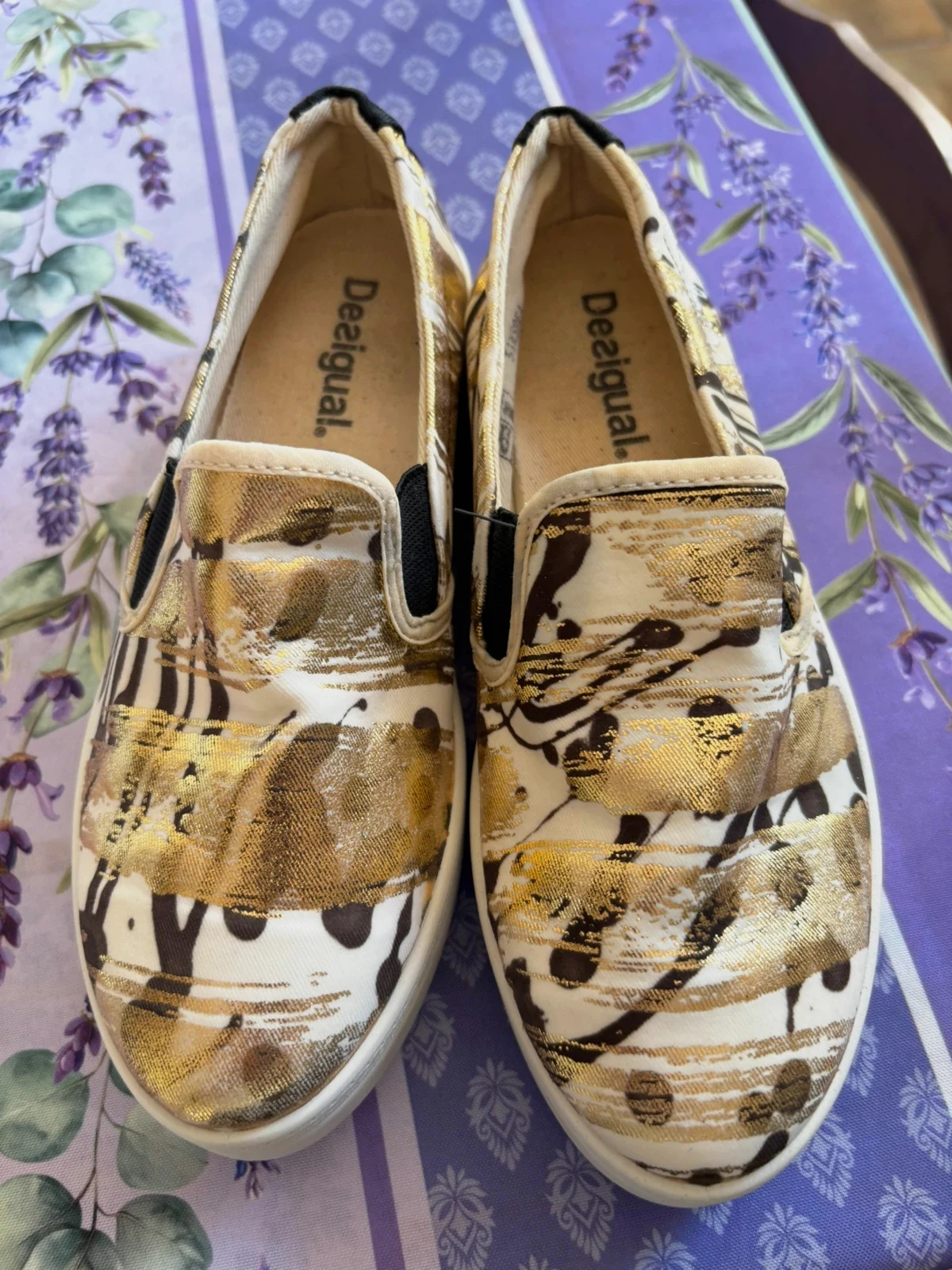 Baskets slip-on imprimées dorées