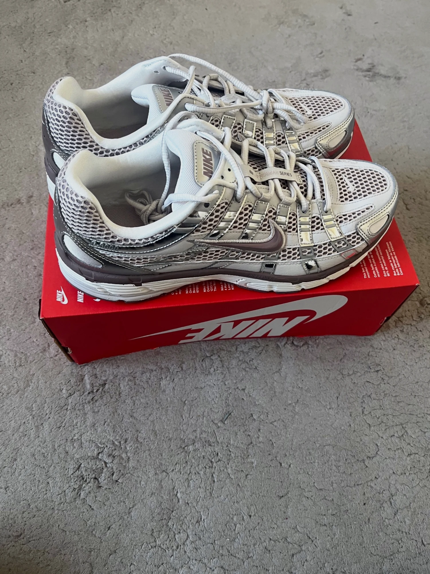 Baskets Nike P-6000 taille 44.5 argentées et marron
