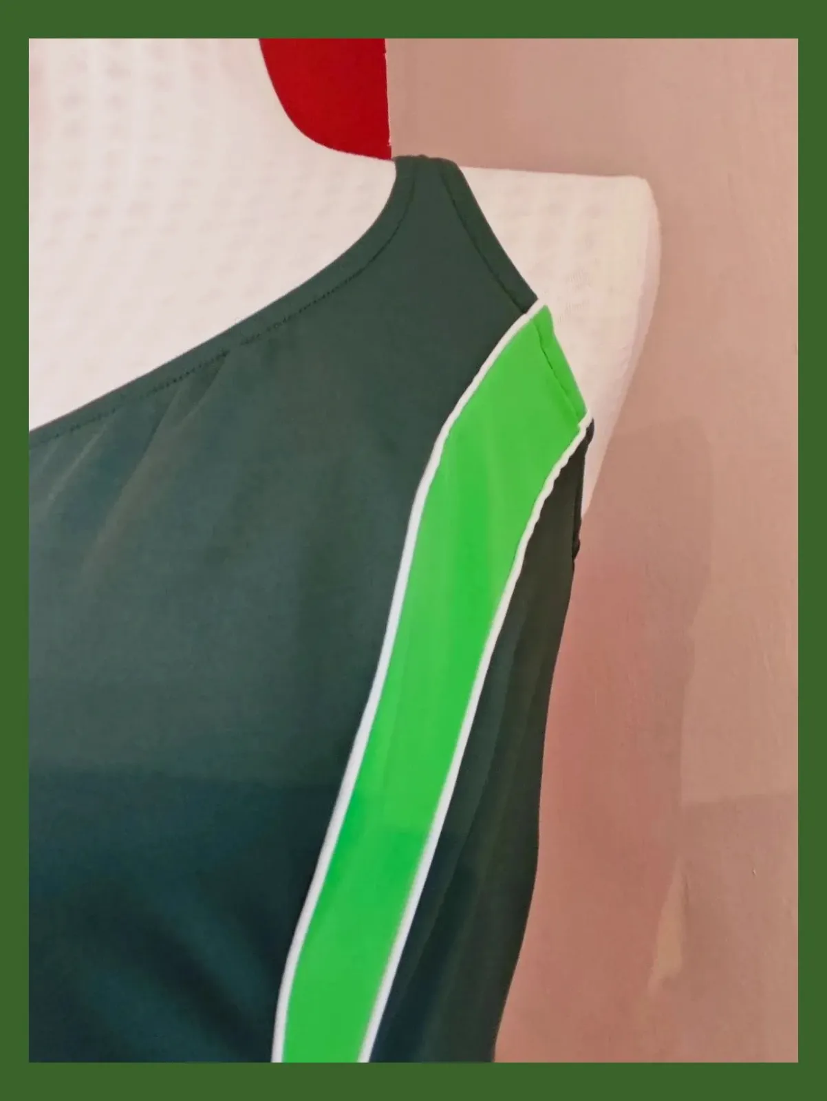 🌺 Bañador verde caqui con ondas verticales verde pistacho y blanco – Deidad – taille L / 40 / 12 3