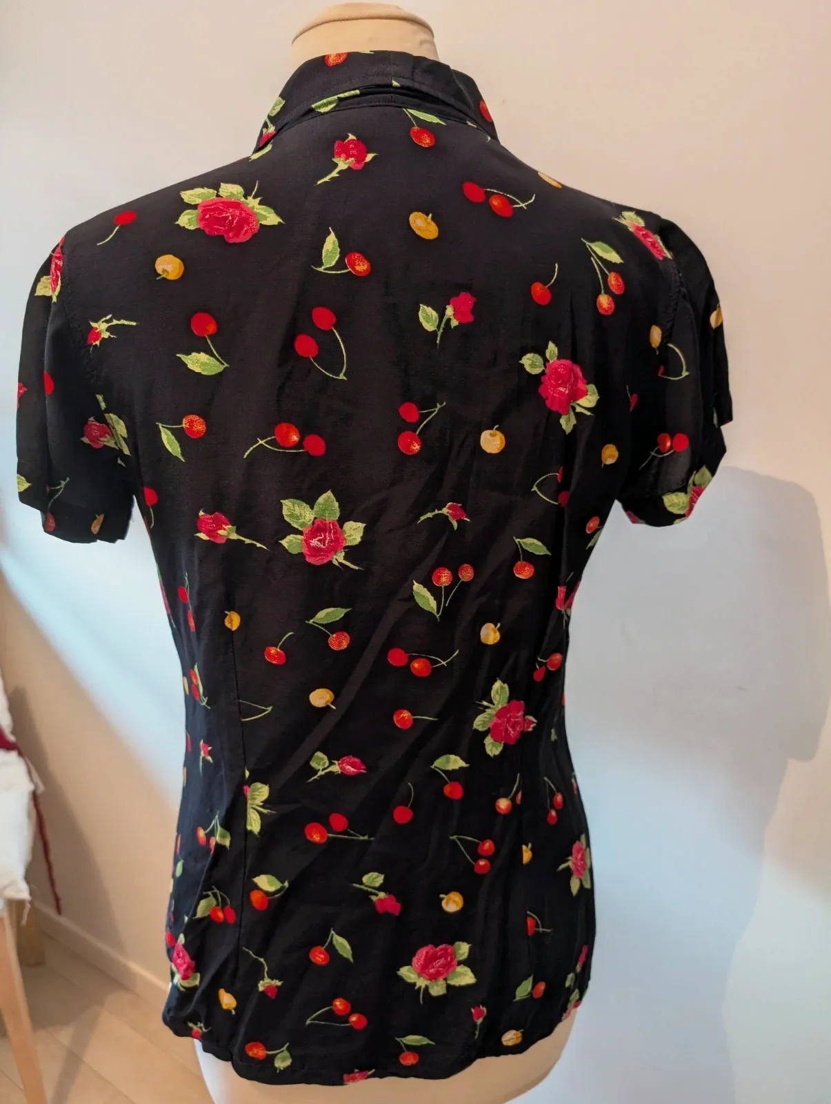 Chemisier vintage motifs cerises année 88 Claude St Genest Taille 36/38 – Claude Saint Genet – taille M / 38 / 10 4