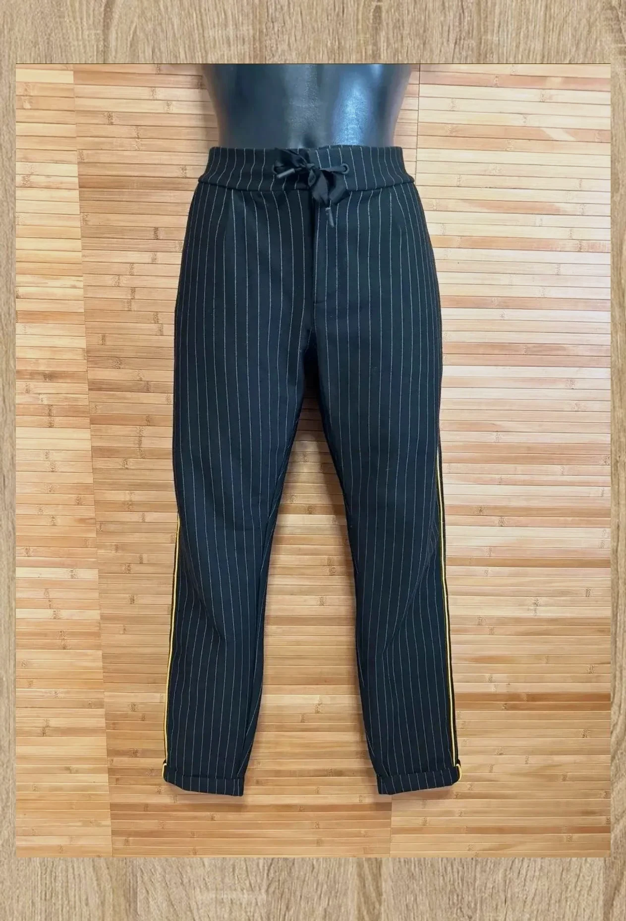 Pantalones rayas de Distrikt Nørrebro talla M 😍