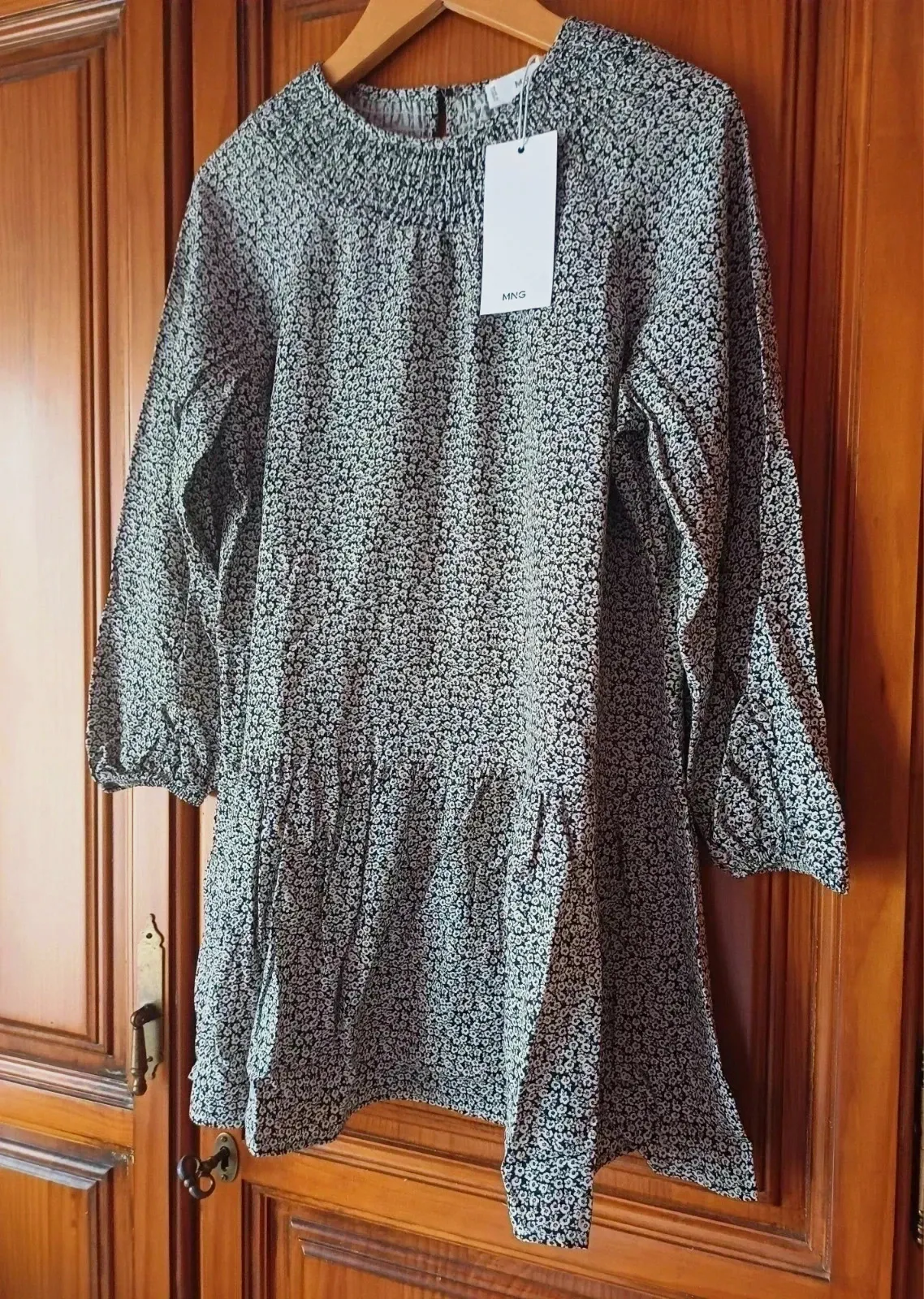 Vestido niña MANGO nuevo Talla 7 años con flores blancas y negras 🌸 – Mango – taille 7 ans / 122 cm 4