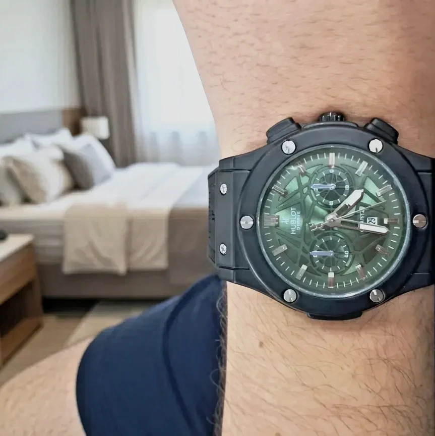 Montre chronographe noire cadran vert
