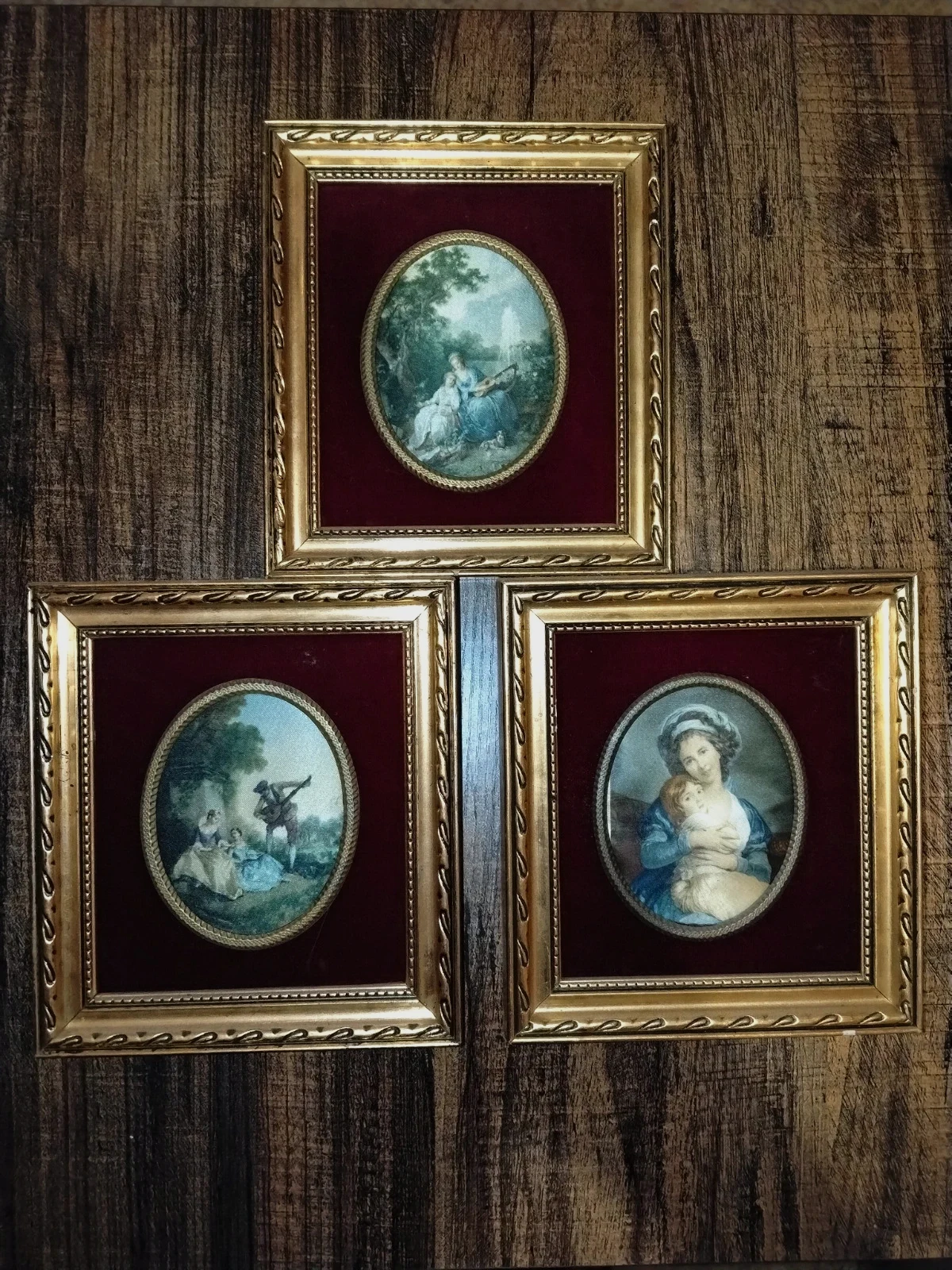 Triptyque de miniatures anciennes style XVIIIe – Cadres dorés & velours bordeaux