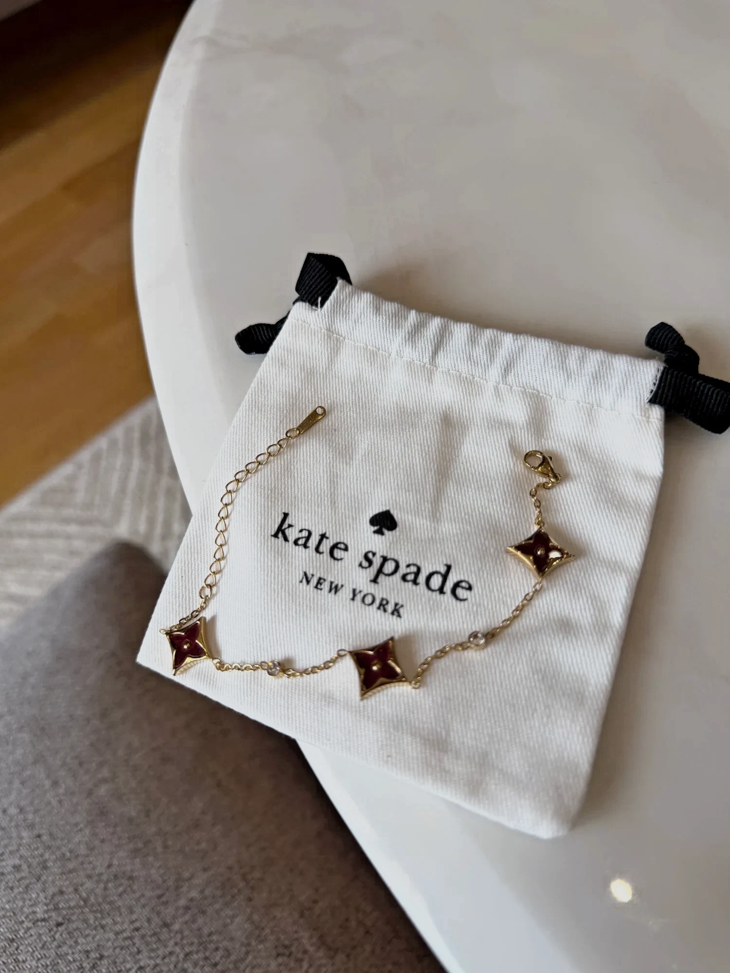 Bracelet fin doré motifs trèfles Kate Spade