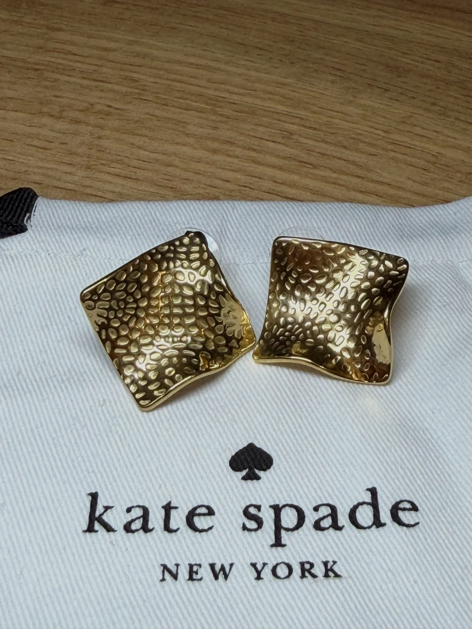Boucles d'oreilles dorées martelées Kate Spade