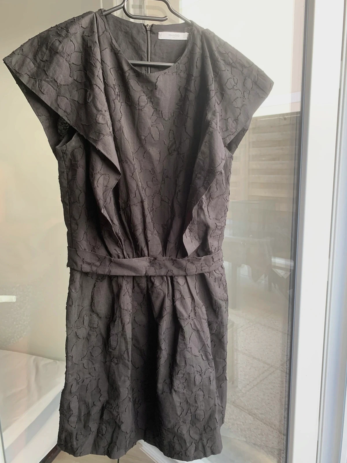 Robe Mango Suit noire texturée – taille S – ceinture intégrée – Mango – taille S / 36 / 8