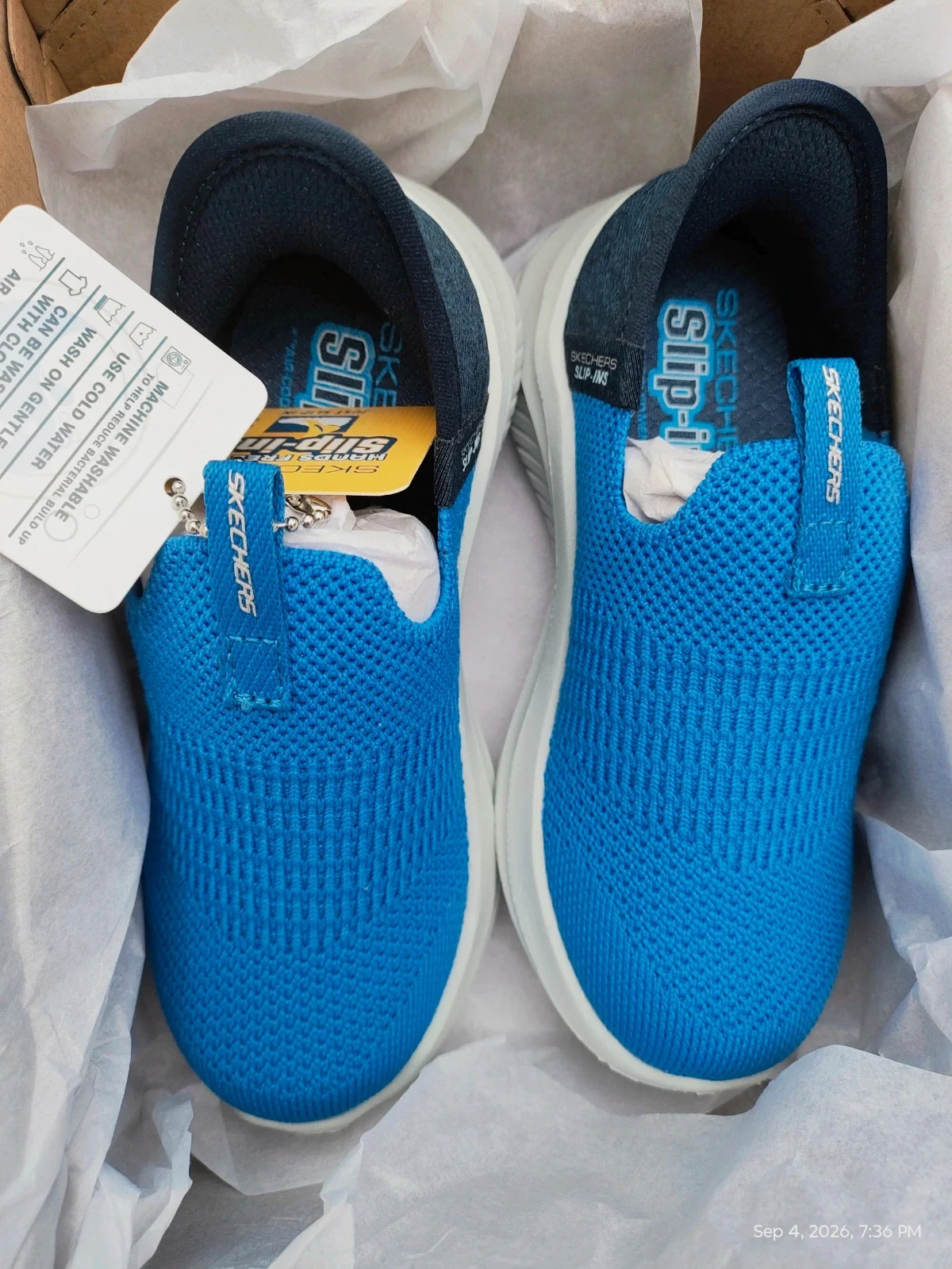 Unisex Skechers new with tag 24