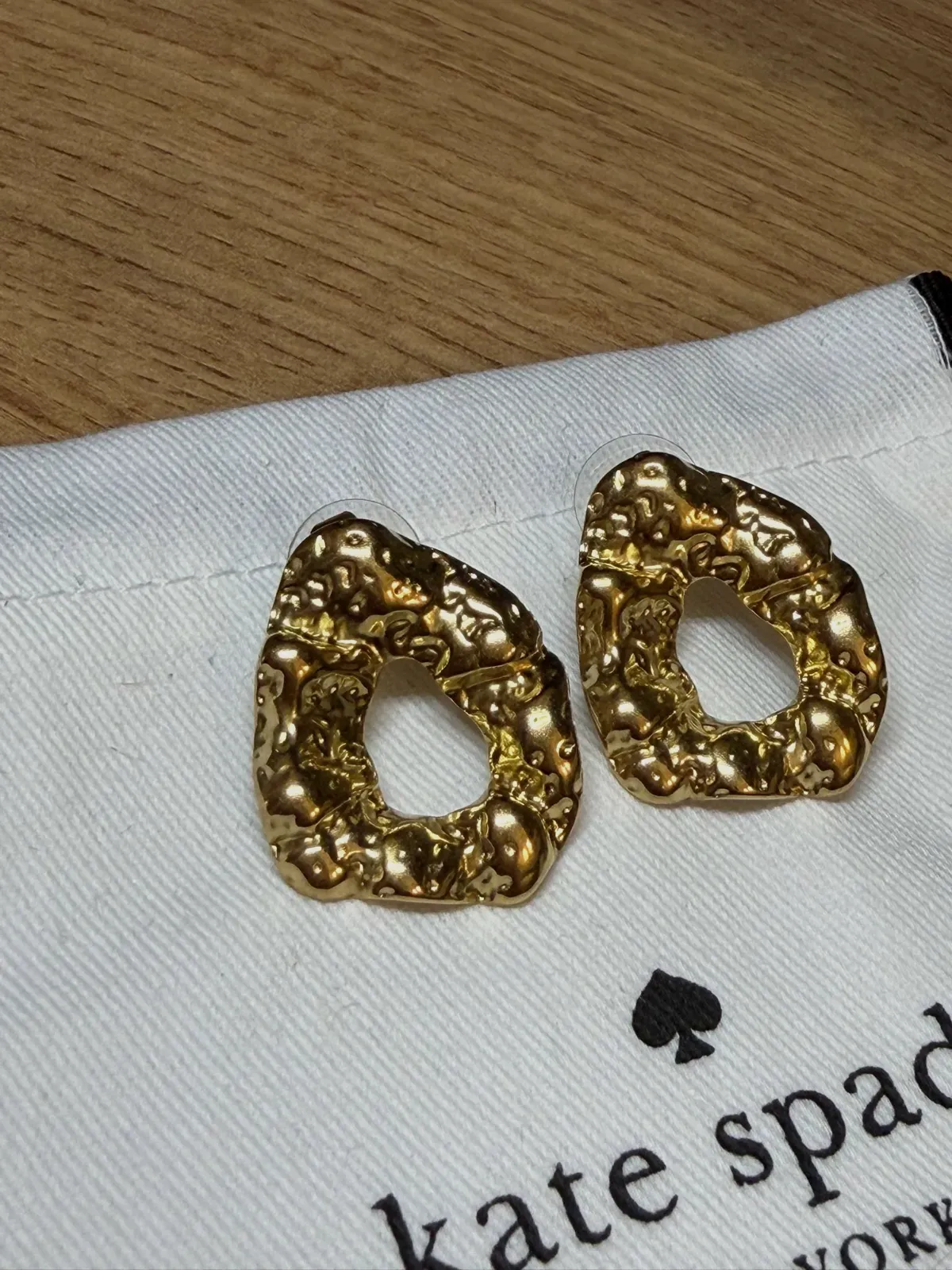 Boucles d'oreilles dorées martelées Kate Spade – kate spade – doré – taille Taille unique 4