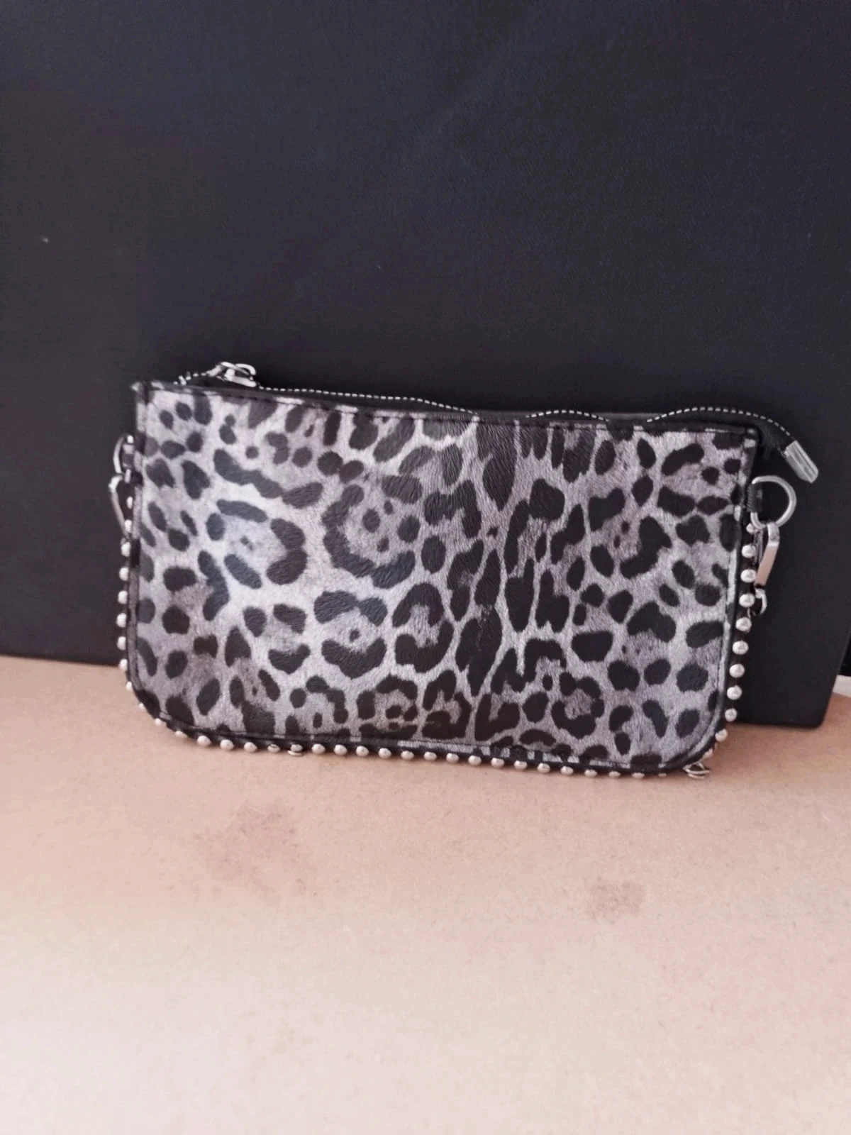 Bolso leopardo plateado con tachuelas