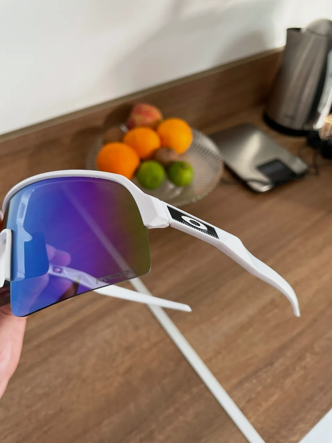 Lunettes de sport verres bleus – Oakley – blanche et bleu-violet 3